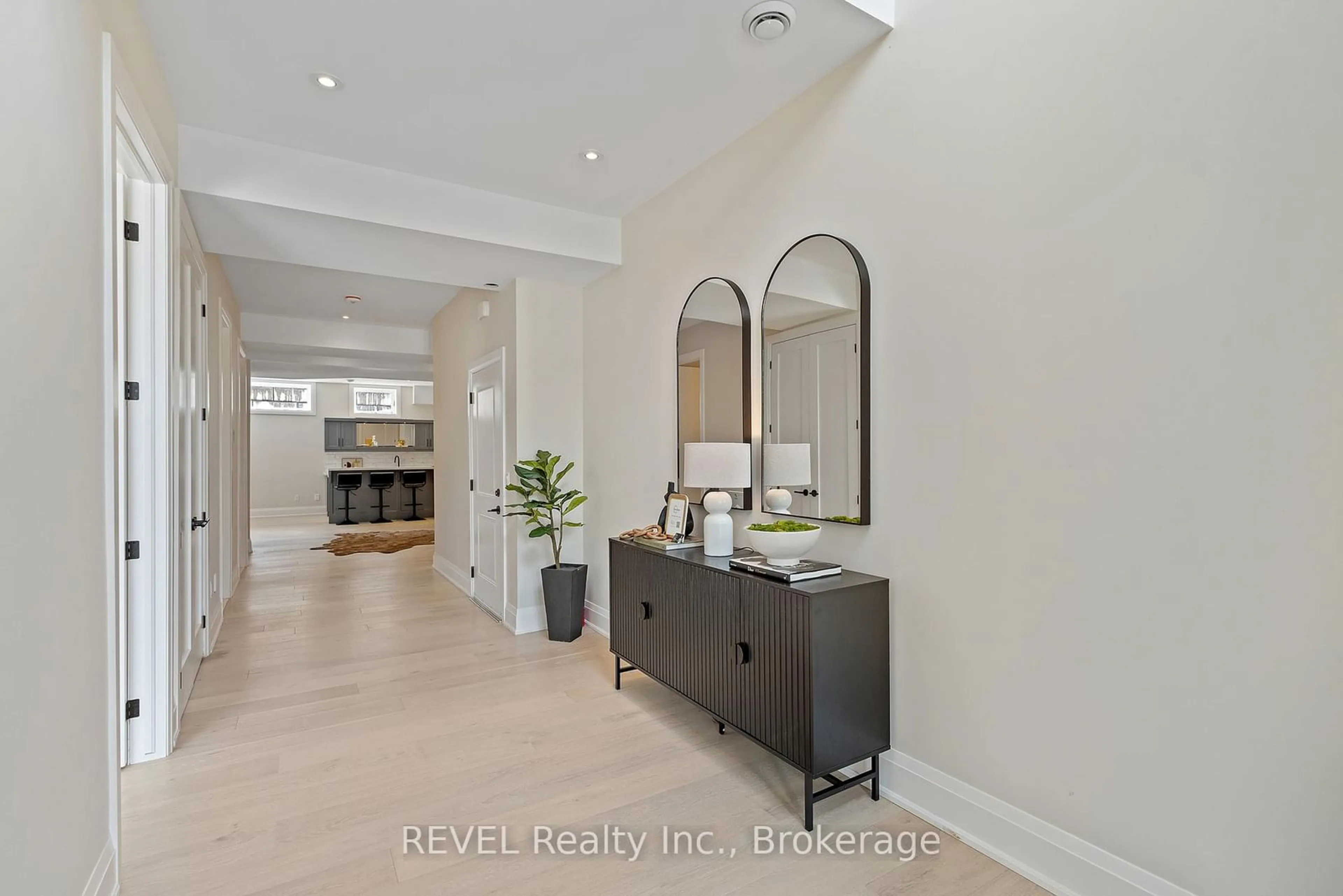 Indoor entryway for 13 Kenmir Ave, Niagara-on-the-Lake Ontario L0S 1J0