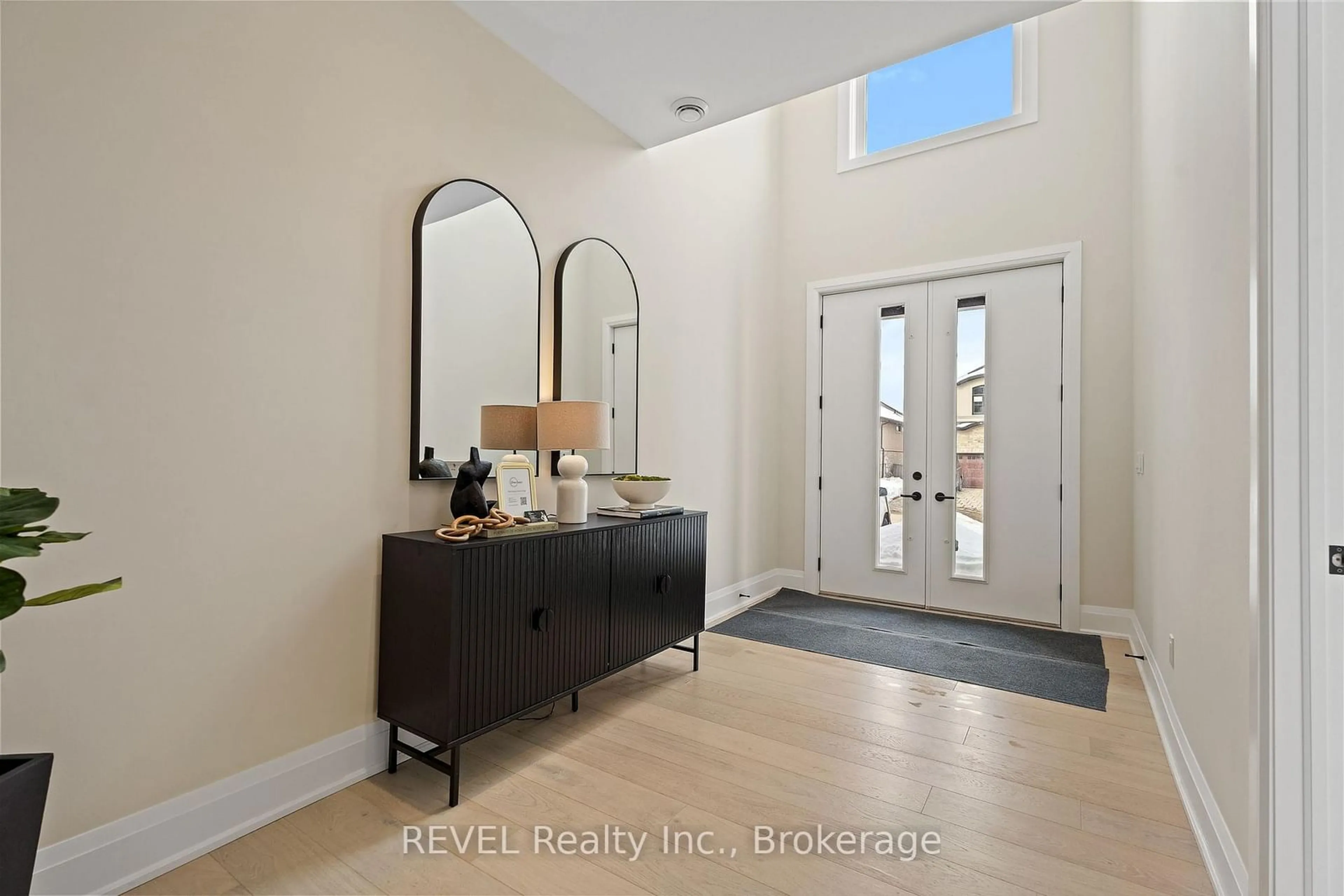 Indoor entryway for 13 Kenmir Ave, Niagara-on-the-Lake Ontario L0S 1J0