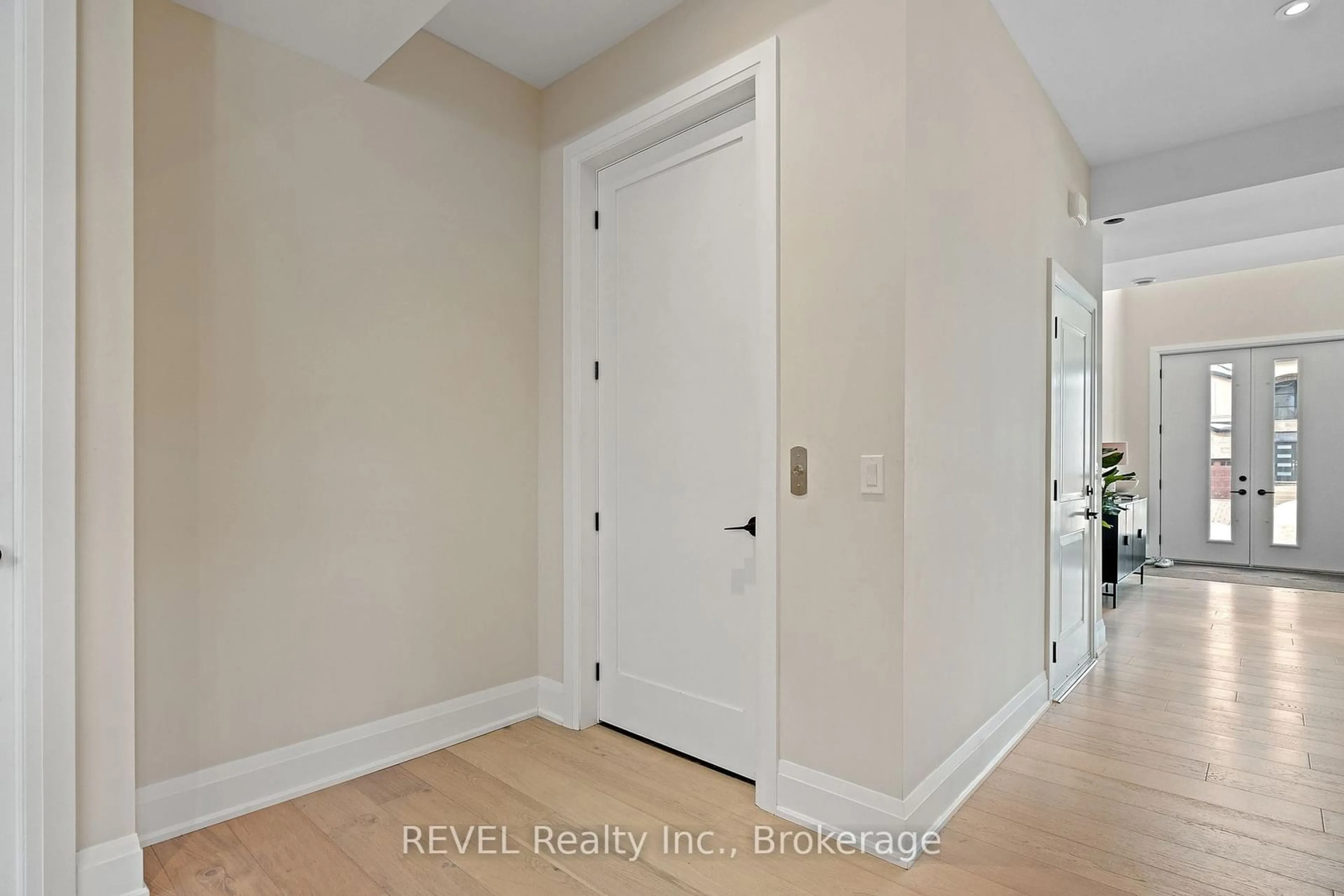 Indoor entryway for 13 Kenmir Ave, Niagara-on-the-Lake Ontario L0S 1J0