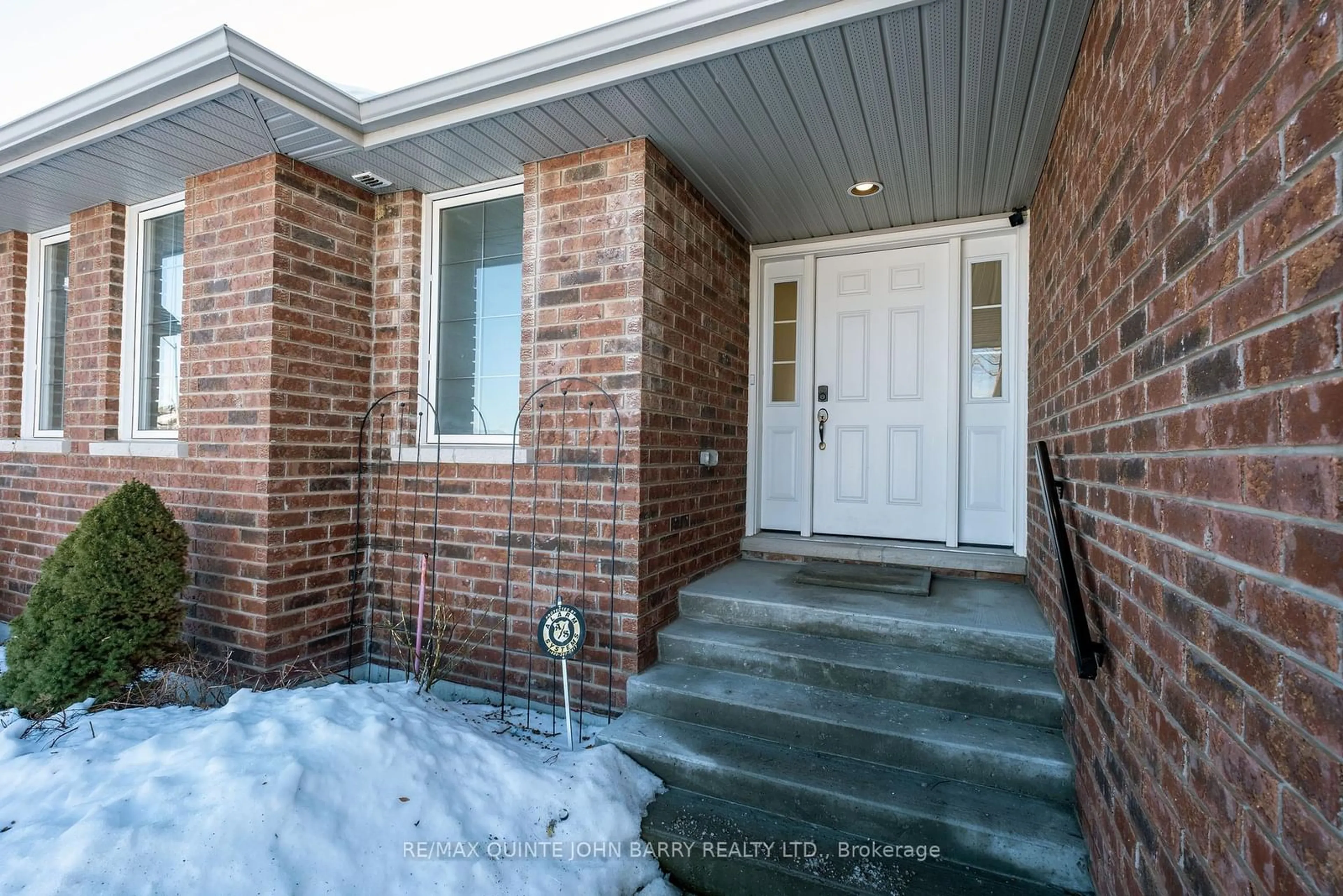 Indoor entryway for 29 Kawartha Crt, Belleville Ontario K8N 0C1