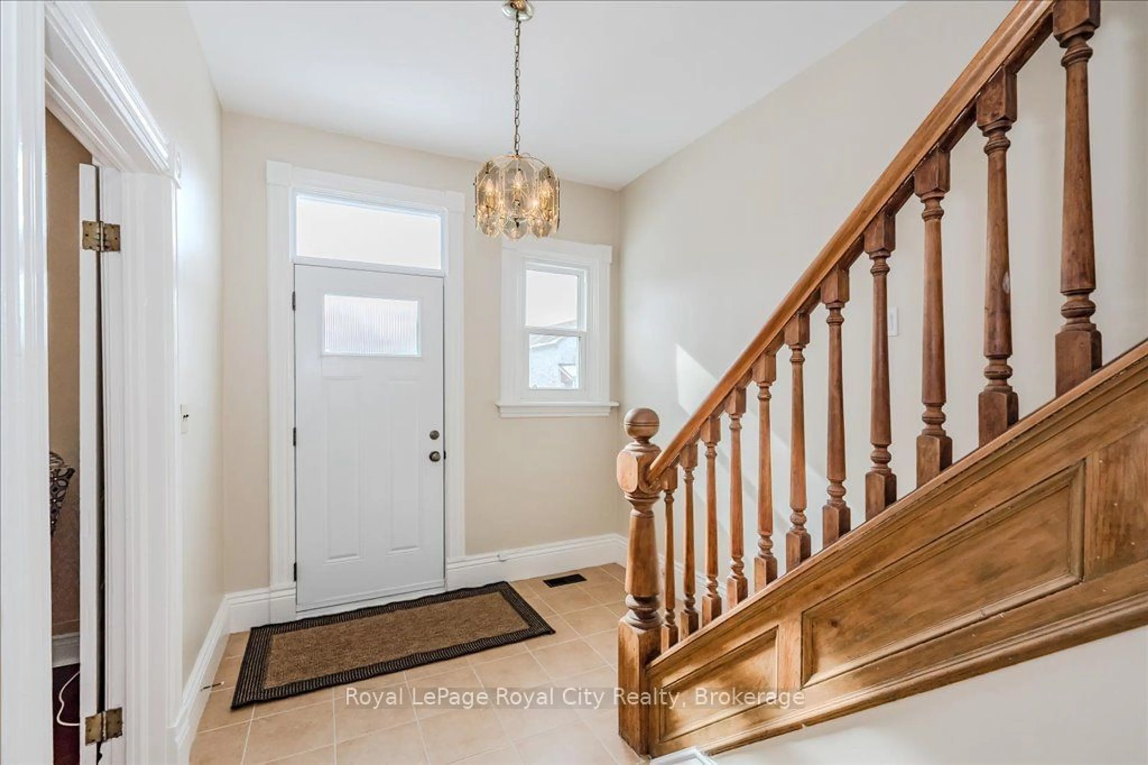 Indoor entryway for 158 Ontario St, Guelph Ontario N1E 3B4