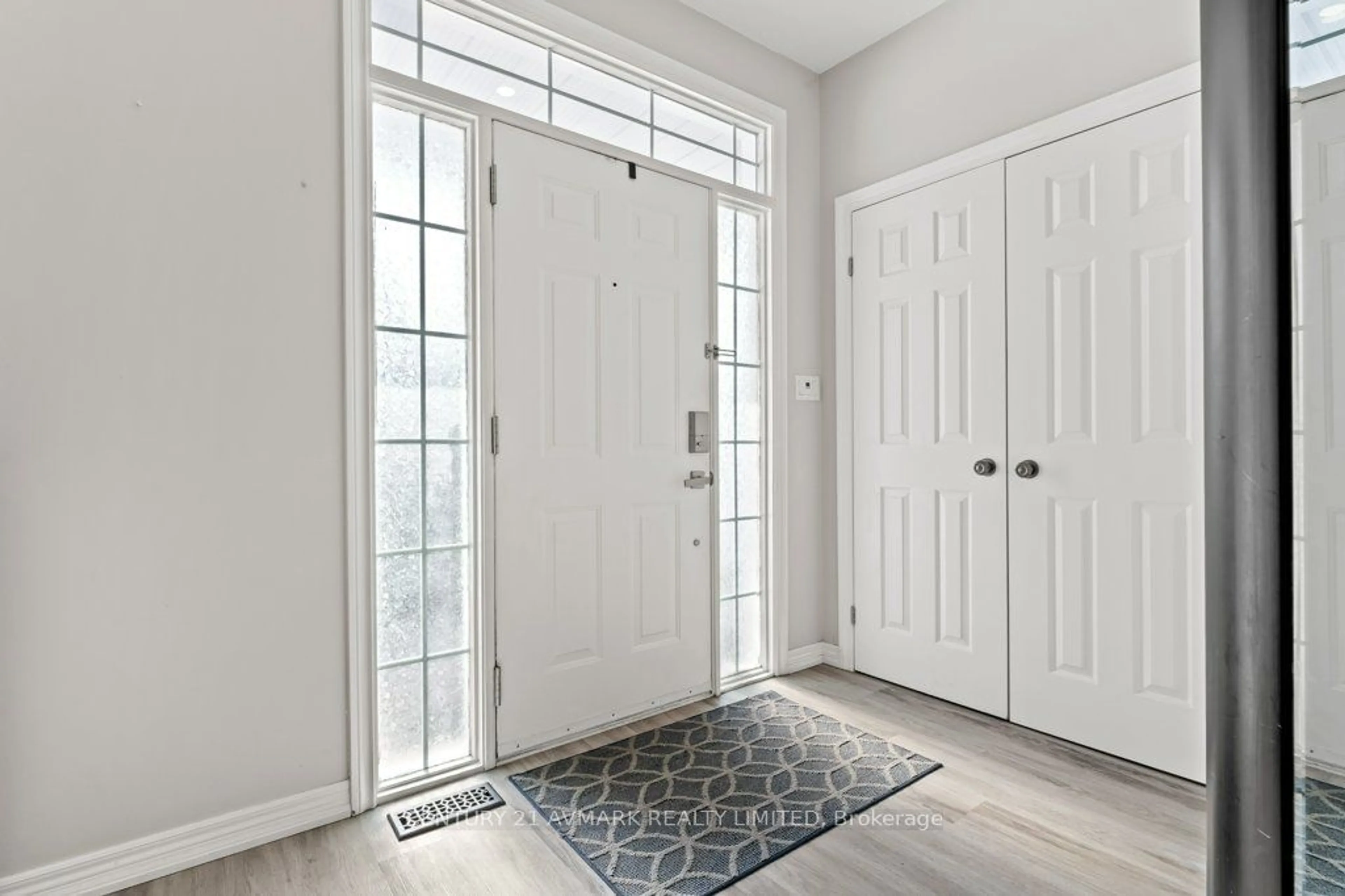 Indoor entryway for 8105 Woodsview Cres, Niagara Falls Ontario L2H 3G3