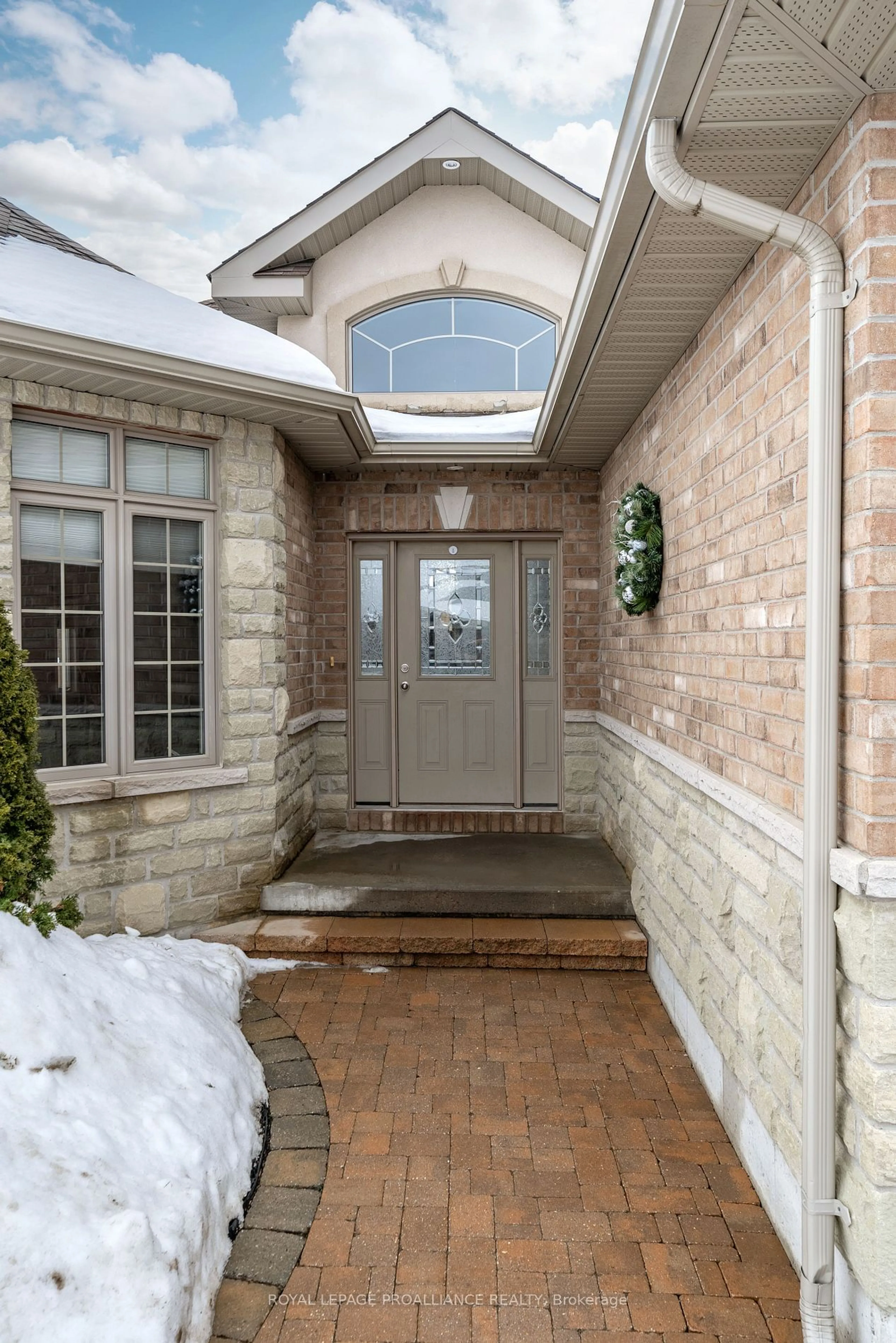 Indoor entryway for 24 Hampton Ridge Dr, Belleville Ontario K8N 5N1