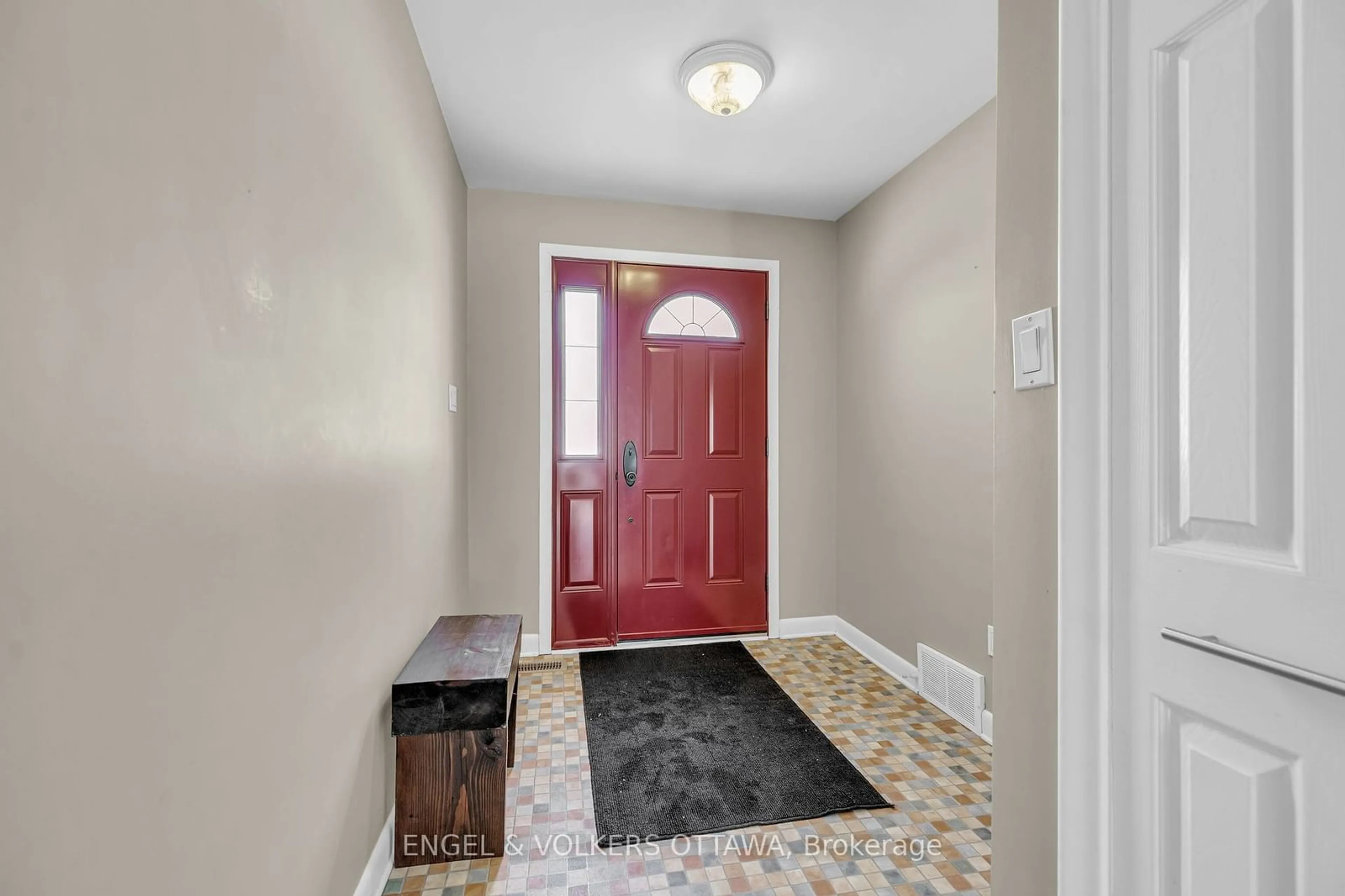 Indoor entryway for 710 Sherbourne Rd, Carlingwood - Westboro and Area Ontario K2A 3H5