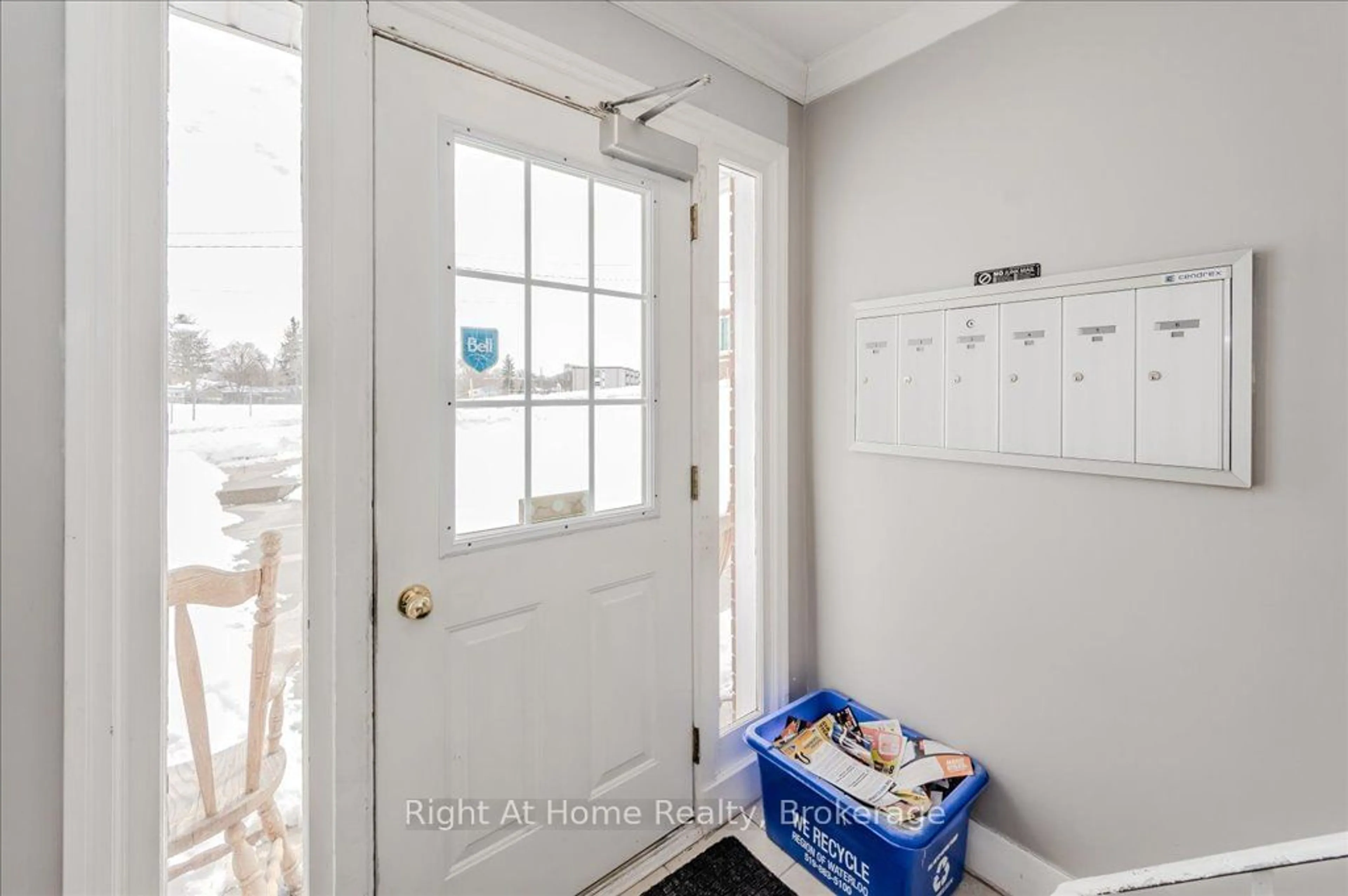 Indoor entryway for 318 Dolph St, Cambridge Ontario N3H 2C2