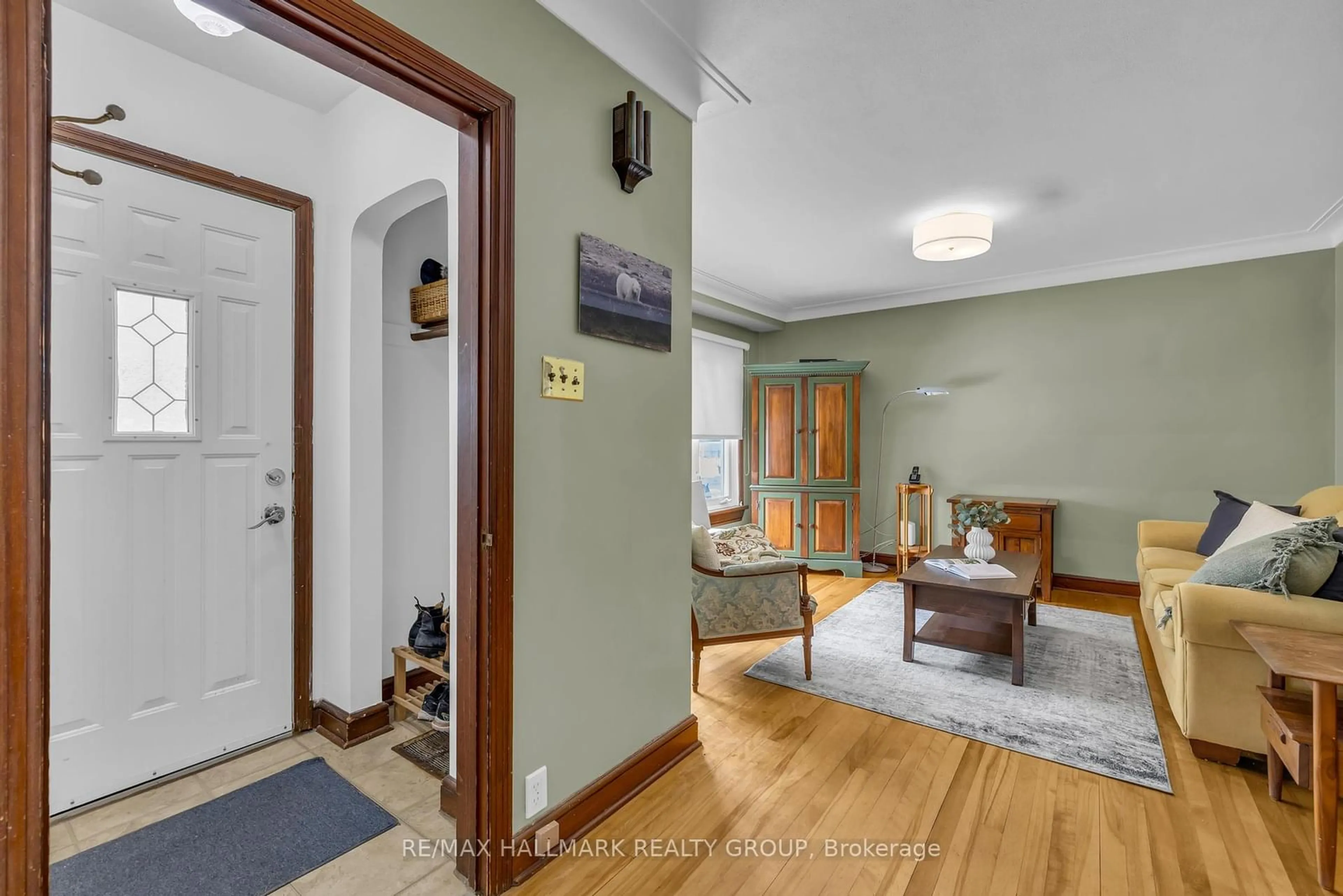 Indoor entryway for 355 Berkley Ave, Carlingwood - Westboro and Area Ontario K2A 2G9