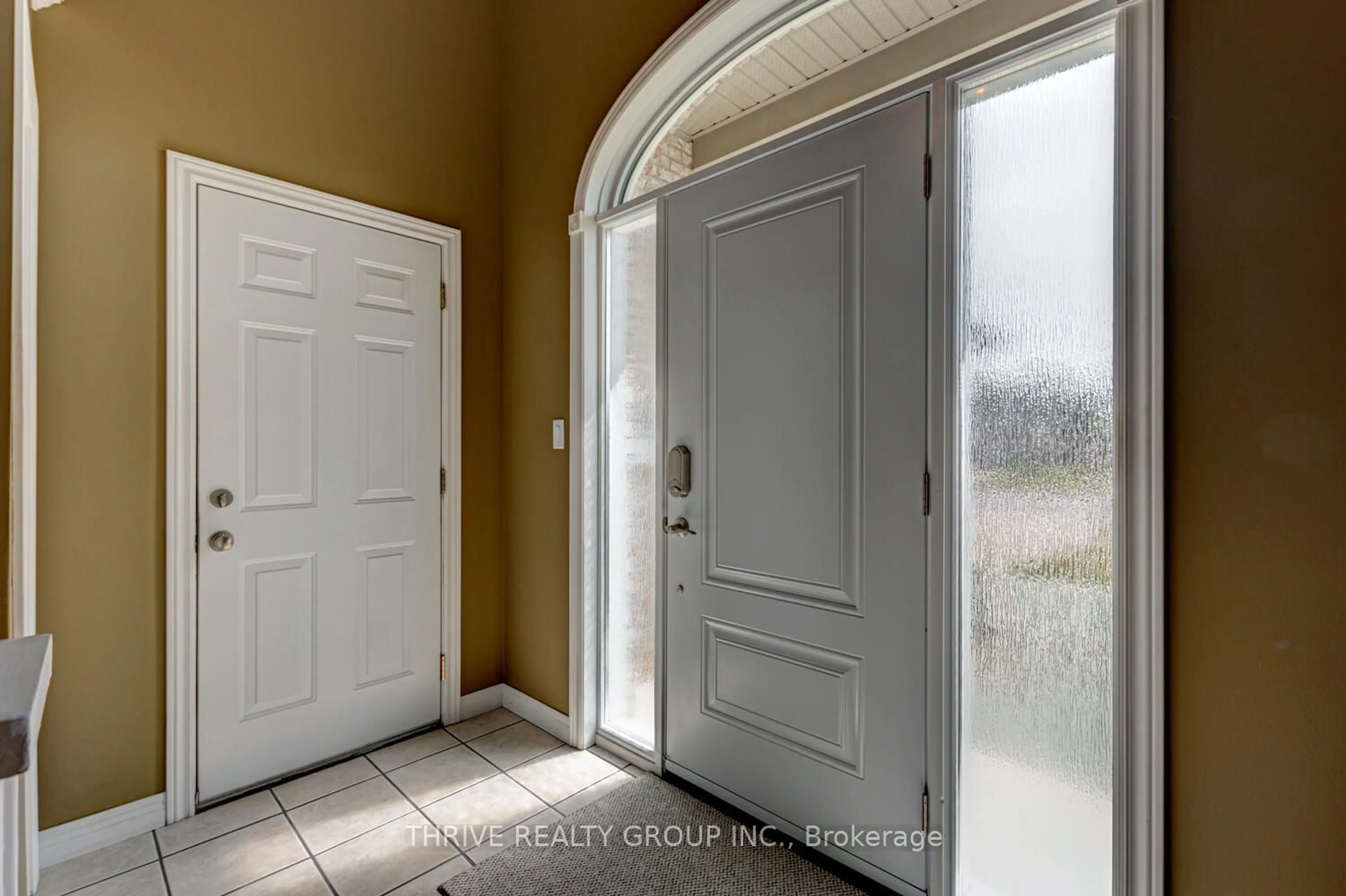 Indoor entryway for 544 Darcy Dr, Strathroy-Caradoc Ontario N7G 4L2