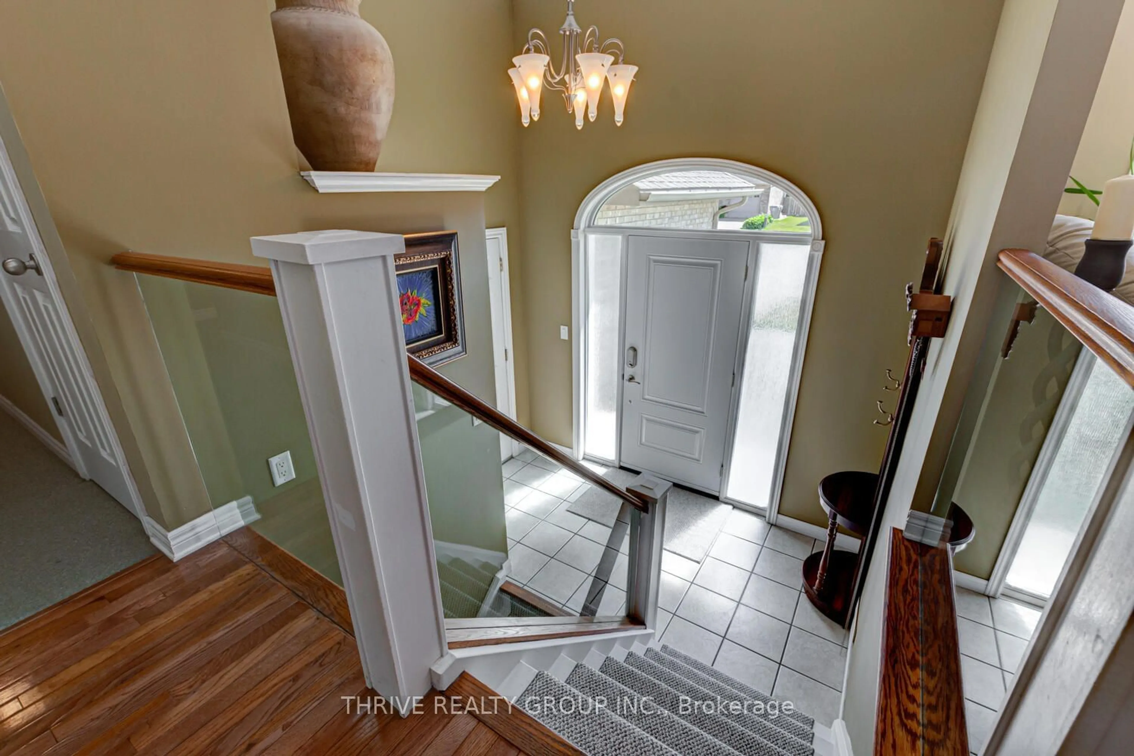 Indoor entryway for 544 Darcy Dr, Strathroy-Caradoc Ontario N7G 4L2