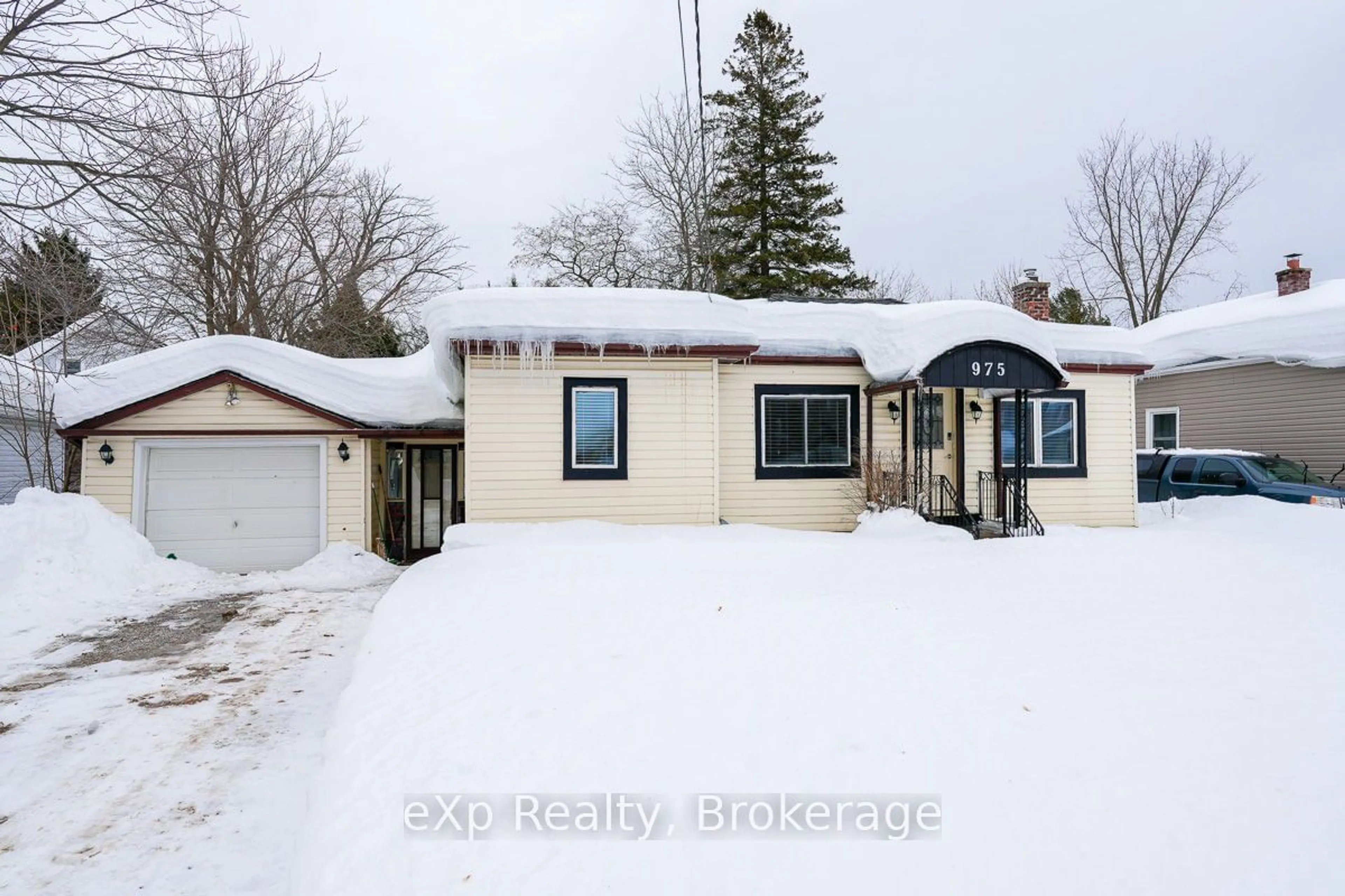 A pic from outside/outdoor area/front of a property/back of a property/a pic from drone, street for 975 5th A Ave, Owen Sound Ontario N4K 5E3