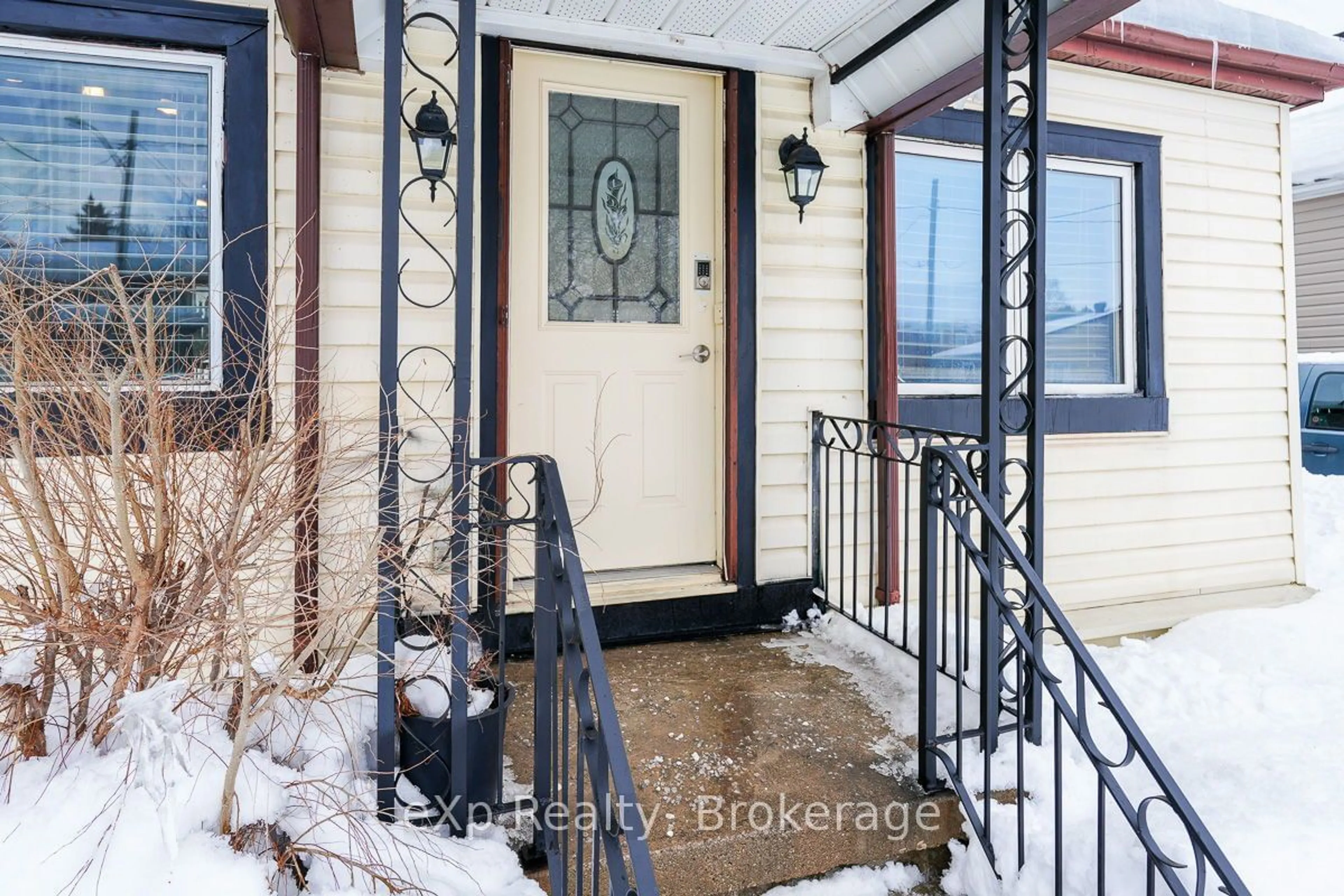 Indoor entryway for 975 5th A Ave, Owen Sound Ontario N4K 5E3