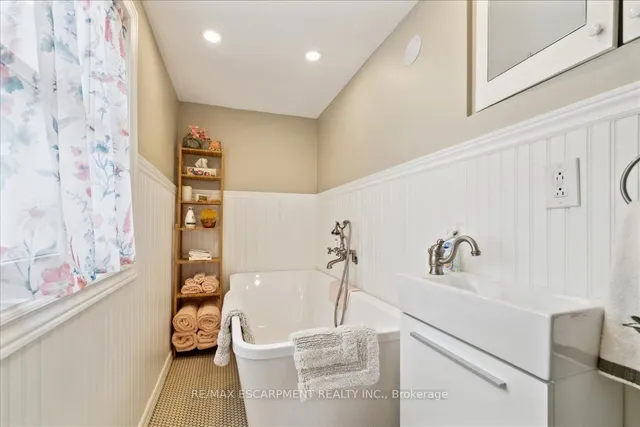 Additional property image - 100 Balmoral Ave