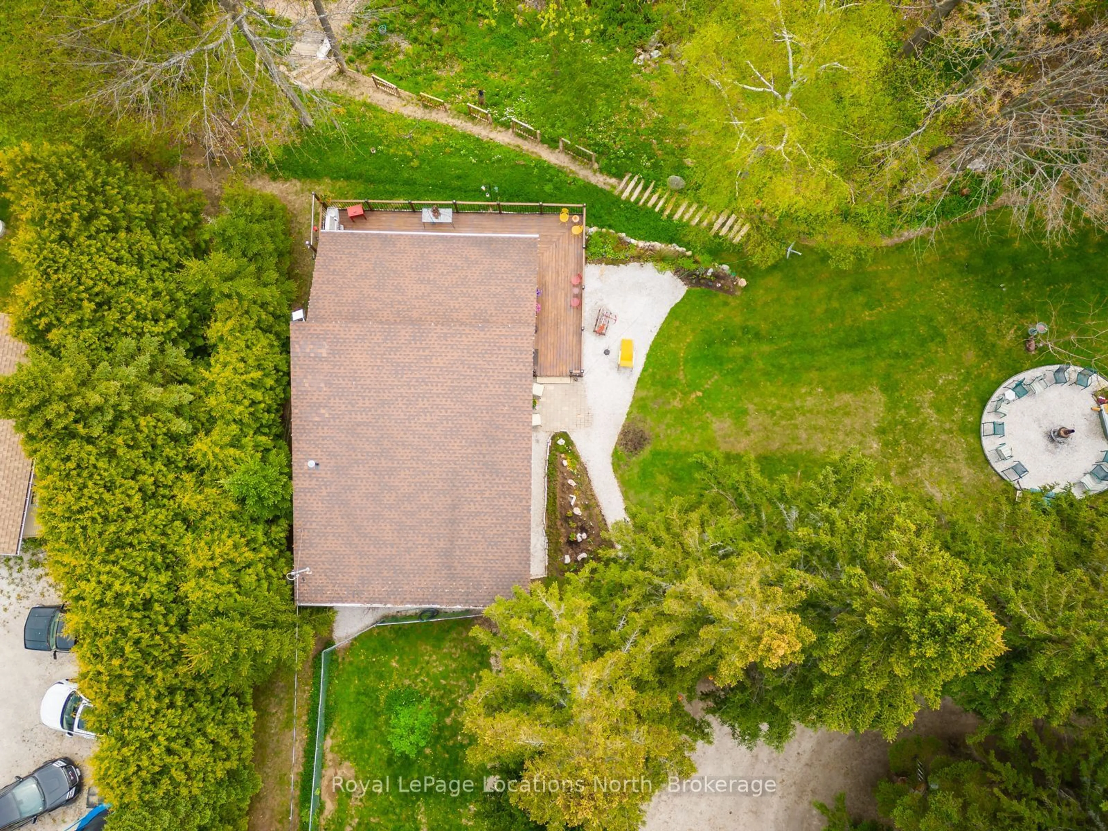 A pic from outside/outdoor area/front of a property/back of a property/a pic from drone, street for 117 Captain's Crt, Meaford Ontario N4L 1W5