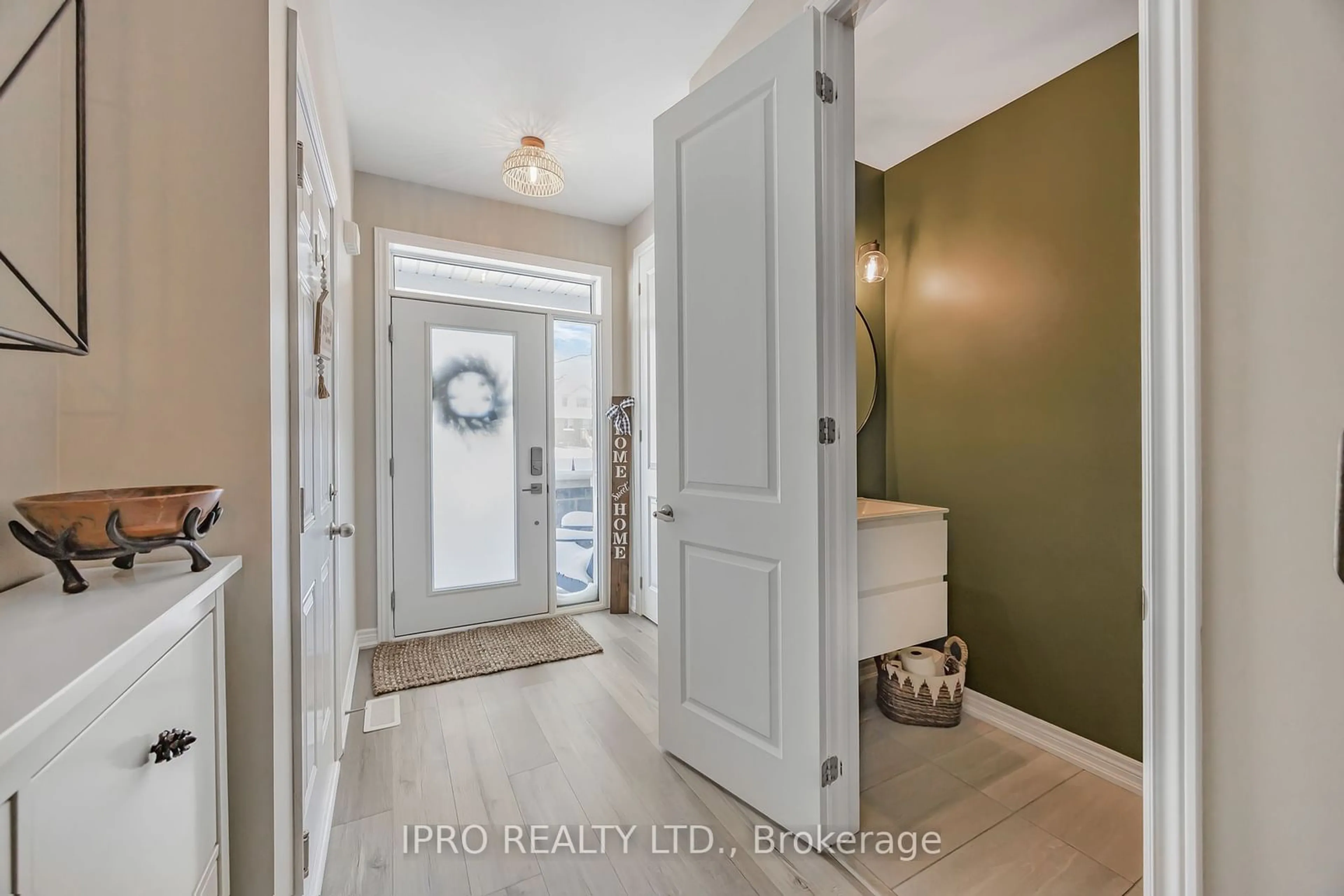 Indoor entryway for 41 Edminston Dr, Centre Wellington Ontario N1M 0J1