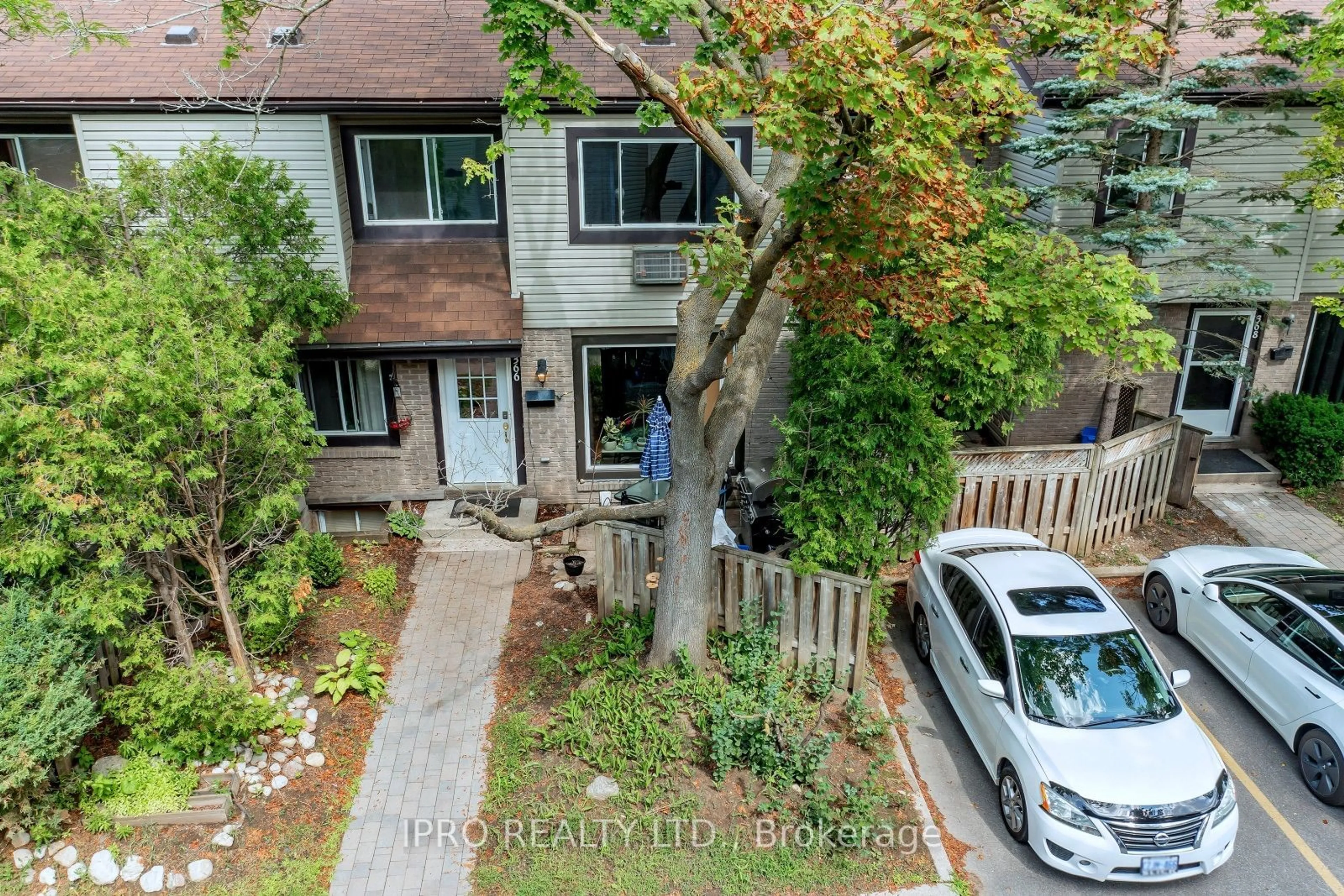 A pic from outside/outdoor area/front of a property/back of a property/a pic from drone, street for 366 Scottsdale Dr, Guelph Ontario N1G 2Z8