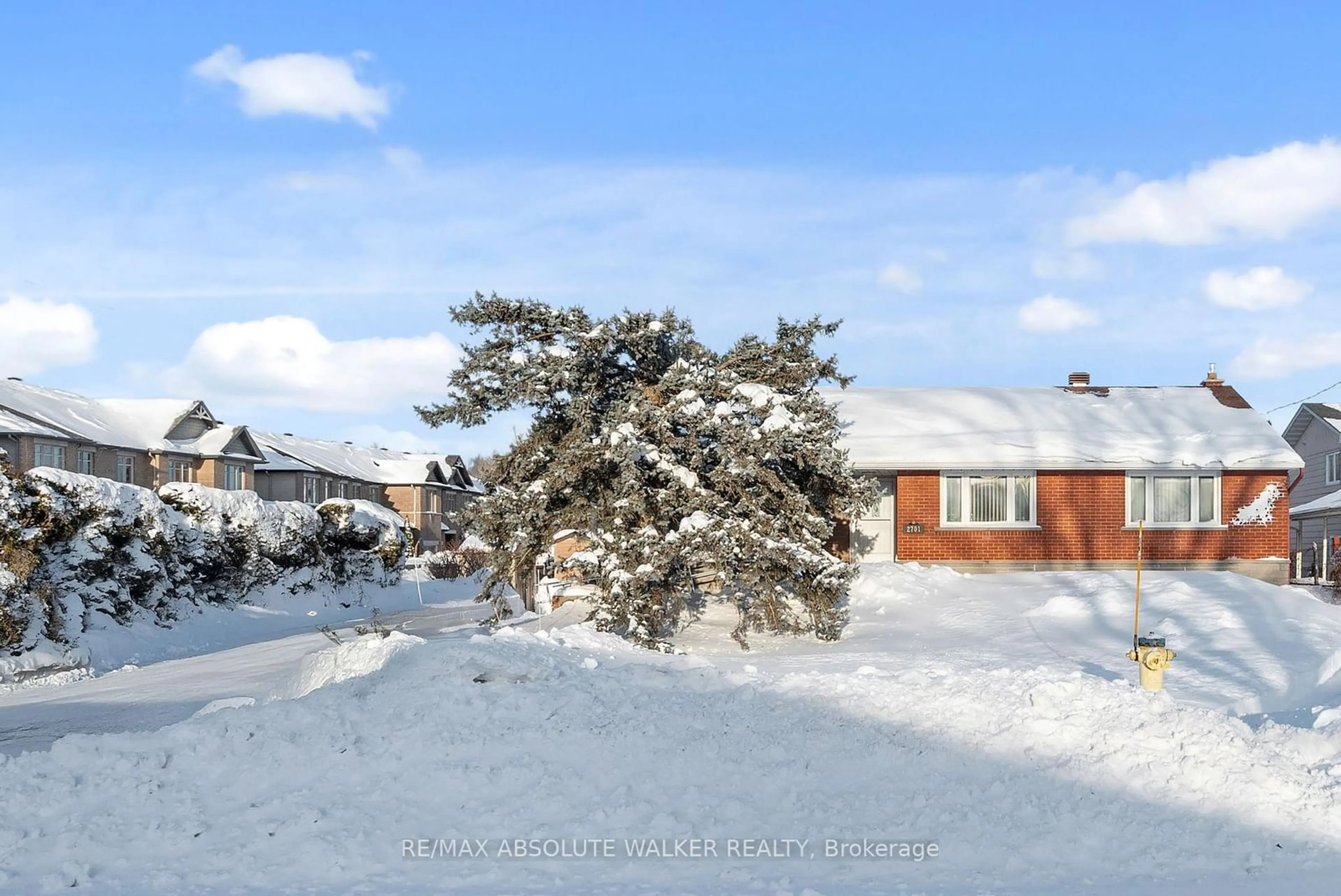 A pic from outside/outdoor area/front of a property/back of a property/a pic from drone, street for 2701 Page Rd, Orleans - Convent Glen and Area Ontario K1W 1G2