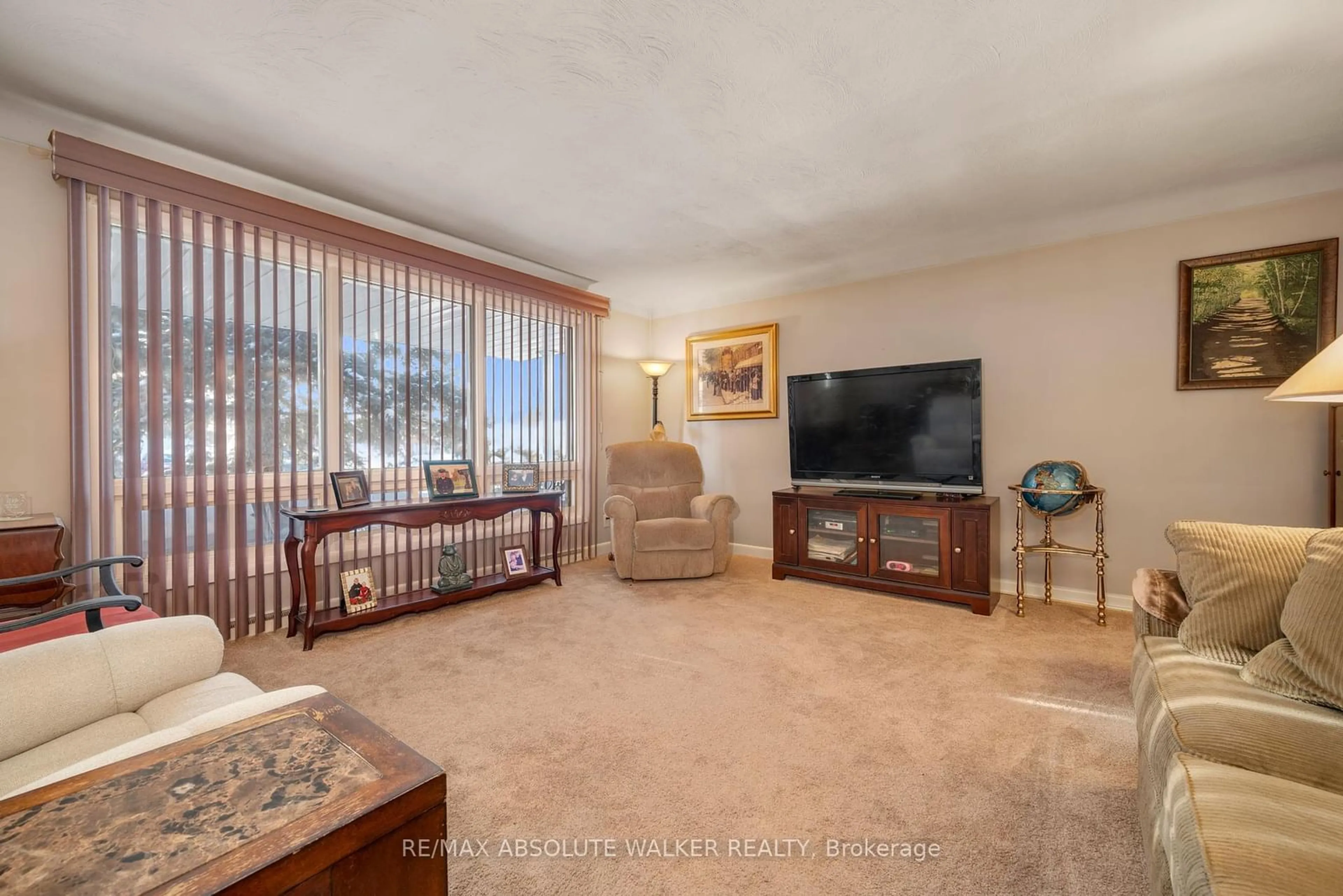 Living room with furniture, unknown for 2701 Page Rd, Orleans - Convent Glen and Area Ontario K1W 1G2