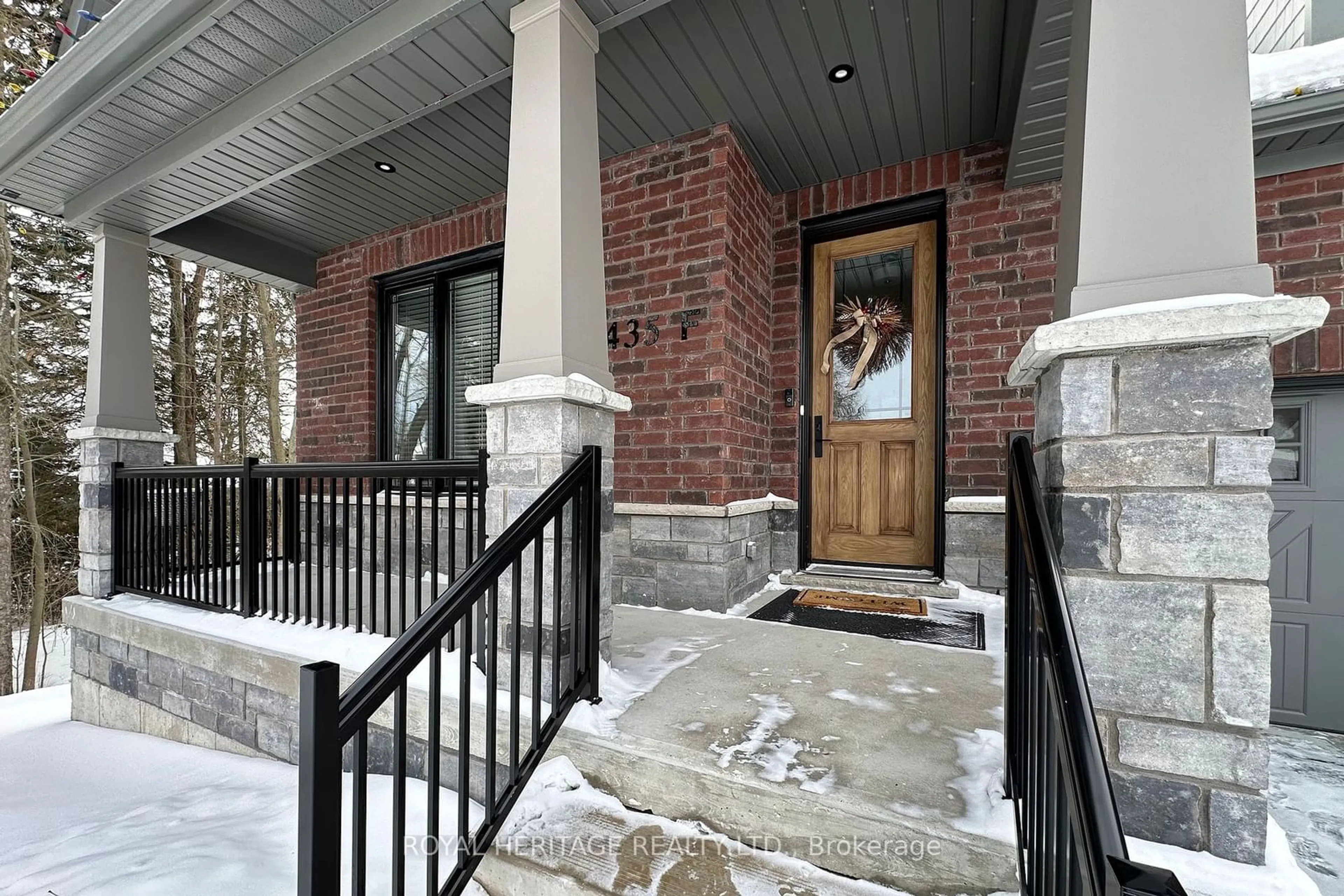 Indoor entryway for 435 F Orchard Ave, Cobourg Ontario K9A 3T7