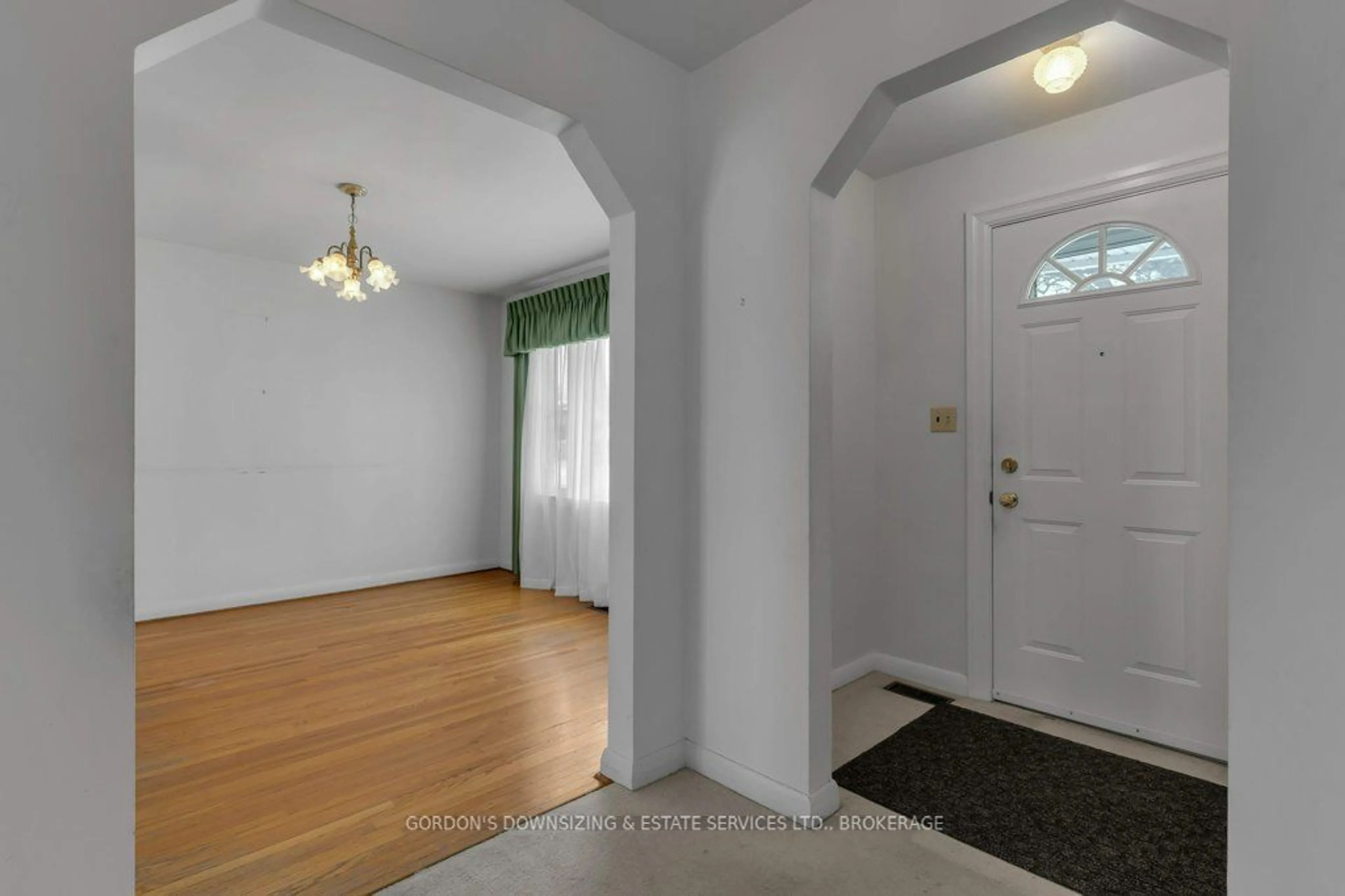 Indoor entryway for 35 Oakridge Ave, Kingston Ontario K7L 4S8