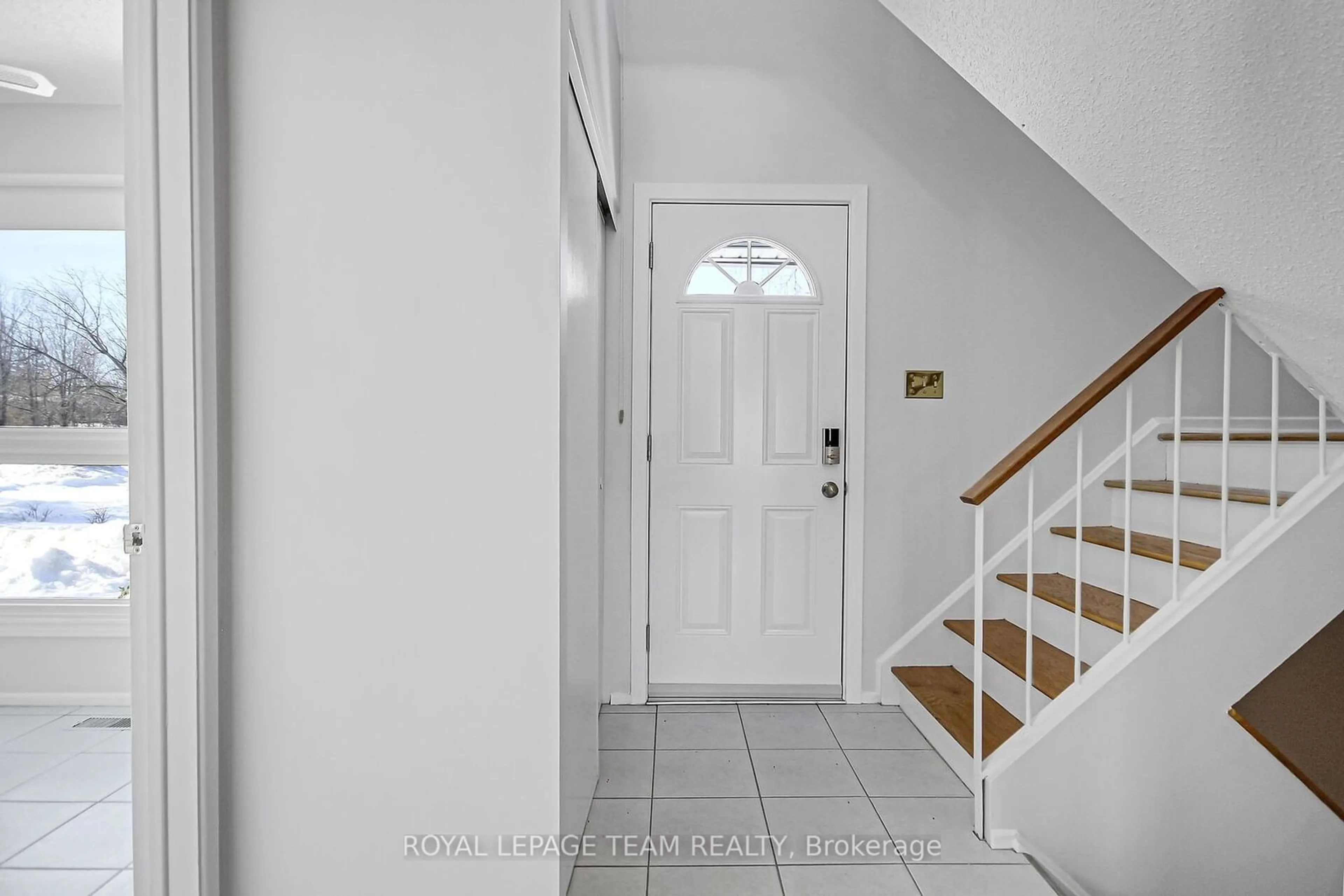 Indoor entryway for 70 Rutherford Way, Kanata Ontario K2K 1N4