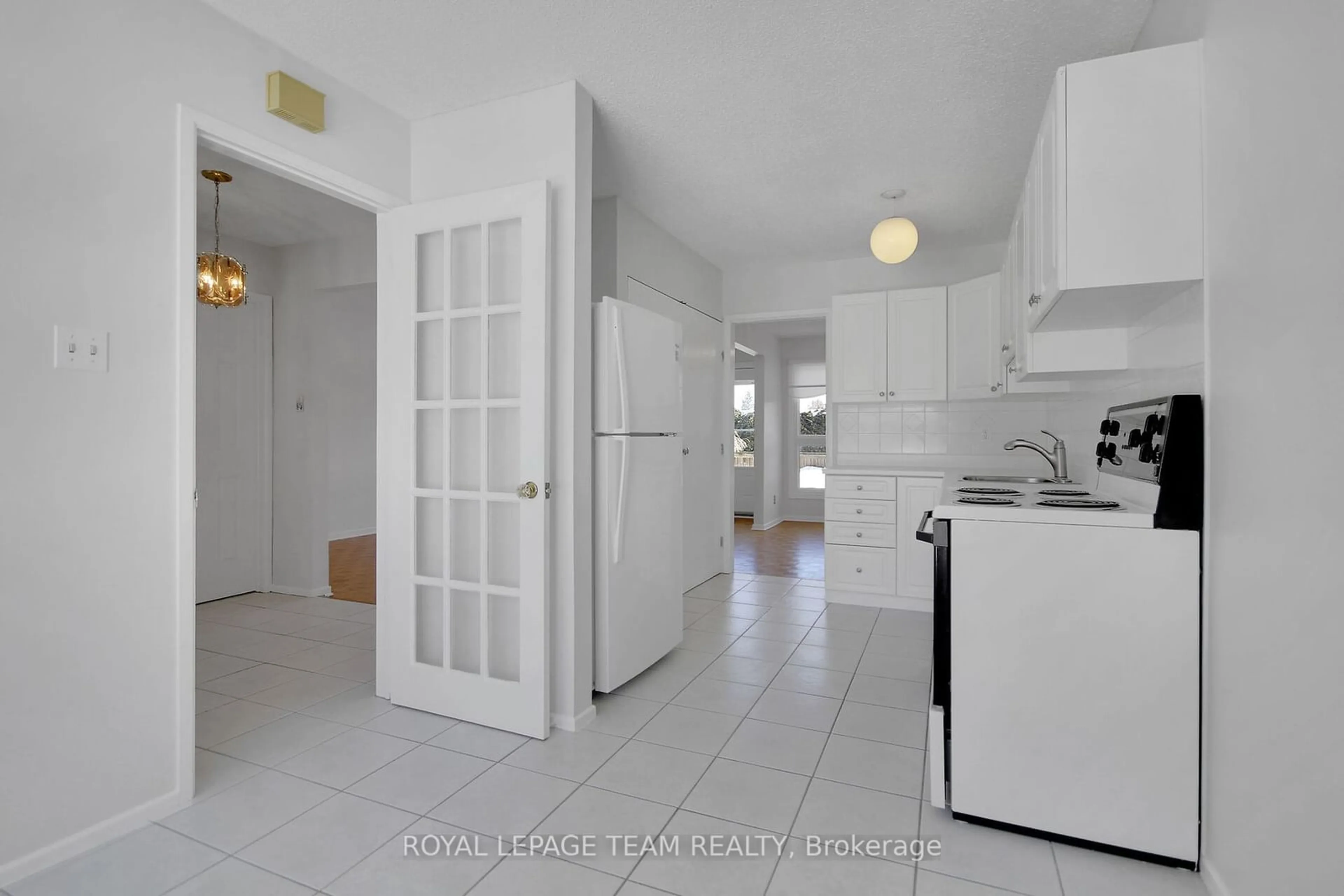 Standard kitchen, ceramic/tile floor for 70 Rutherford Way, Kanata Ontario K2K 1N4