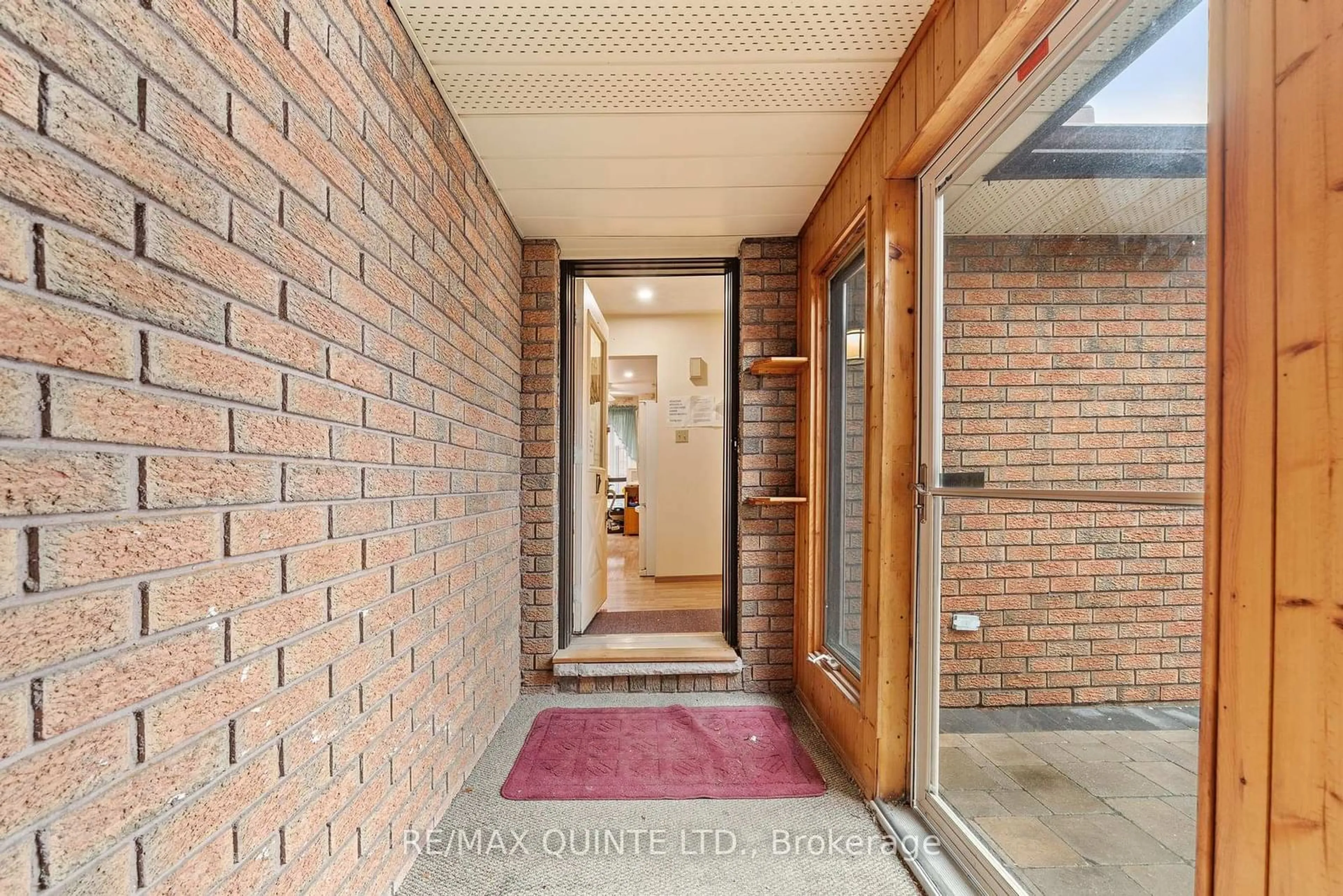 Indoor entryway for 1402 Clearview Dr, Peterborough Ontario K9K 1Z8