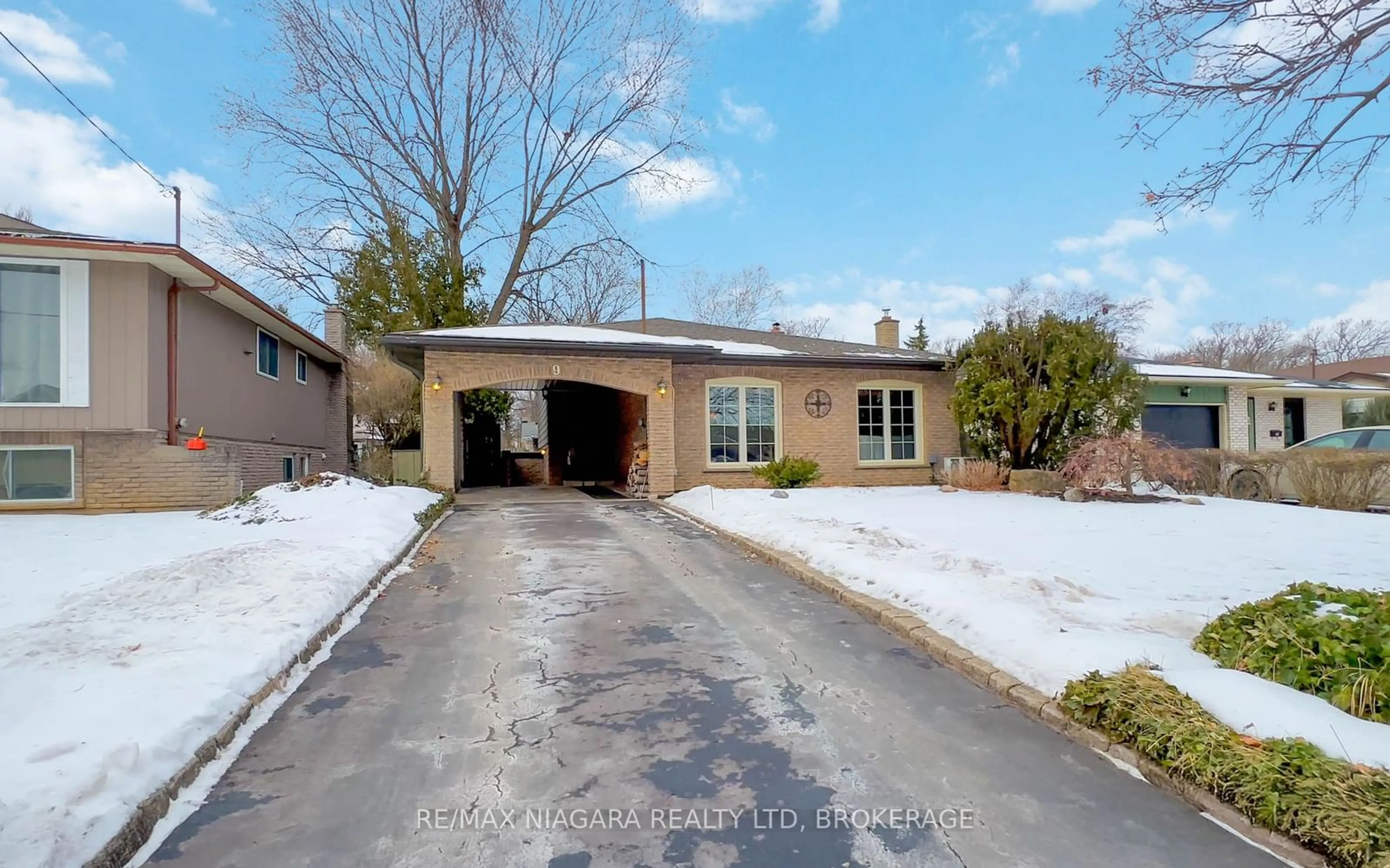 A pic from outside/outdoor area/front of a property/back of a property/a pic from drone, street for 9 Shoreline Dr, St. Catharines Ontario L2N 3V7