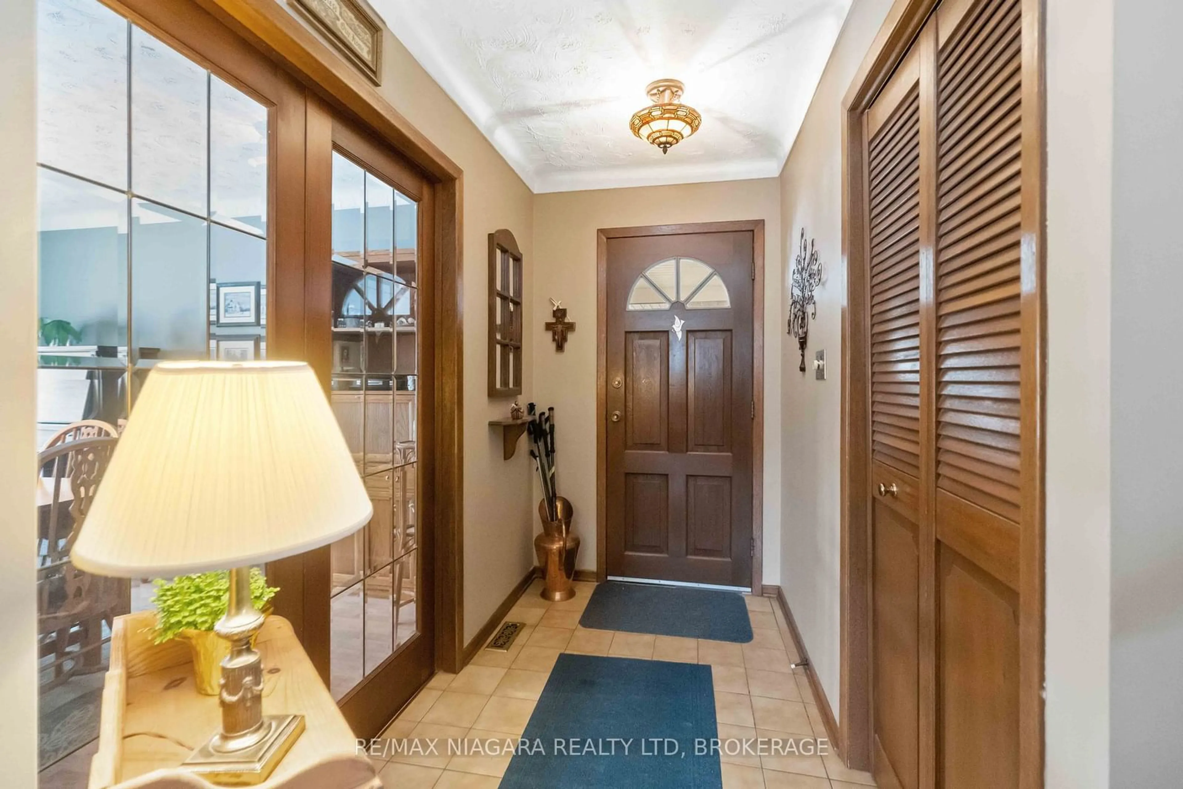 Indoor entryway for 9 Shoreline Dr, St. Catharines Ontario L2N 3V7