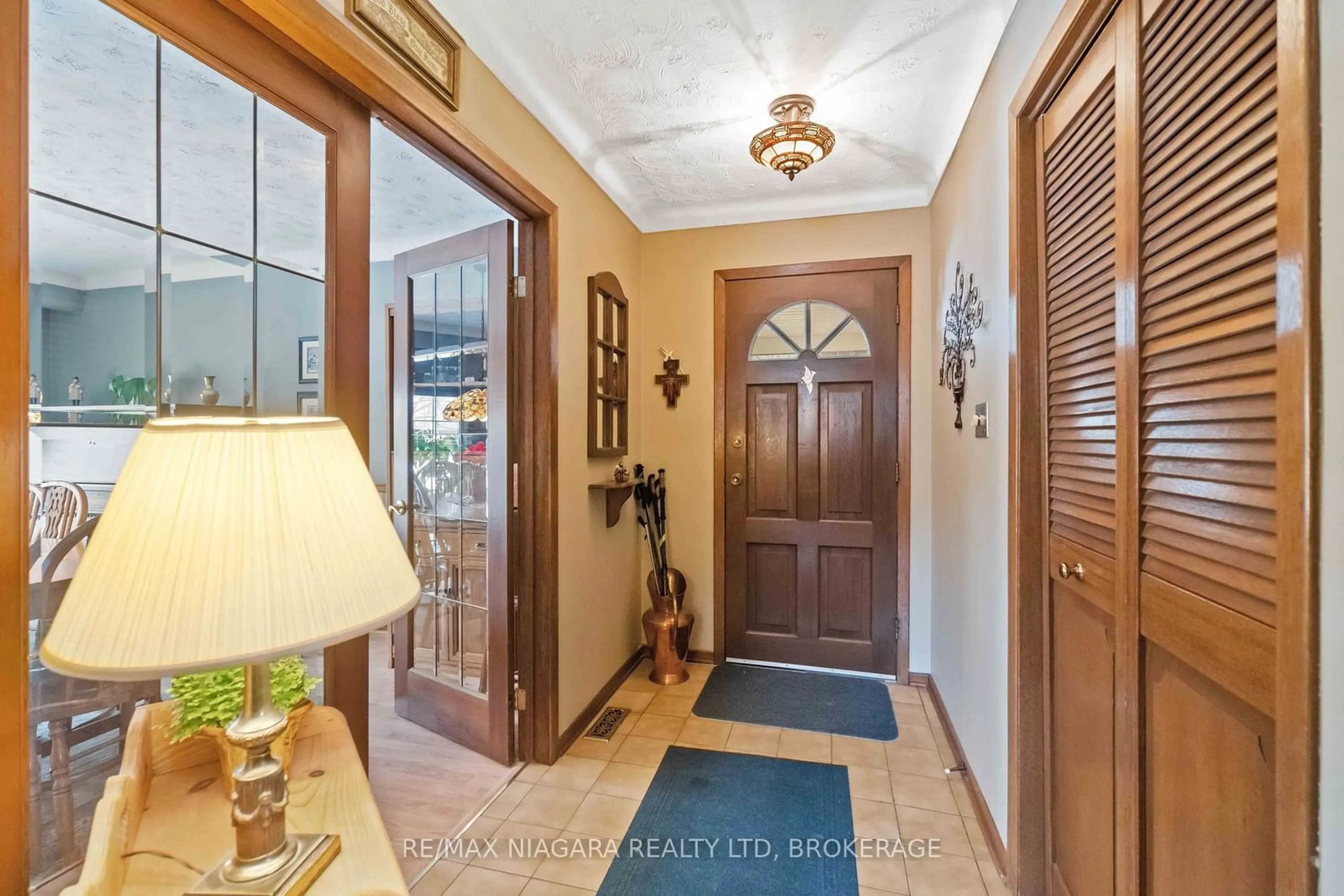 Indoor entryway for 9 Shoreline Dr, St. Catharines Ontario L2N 3V7