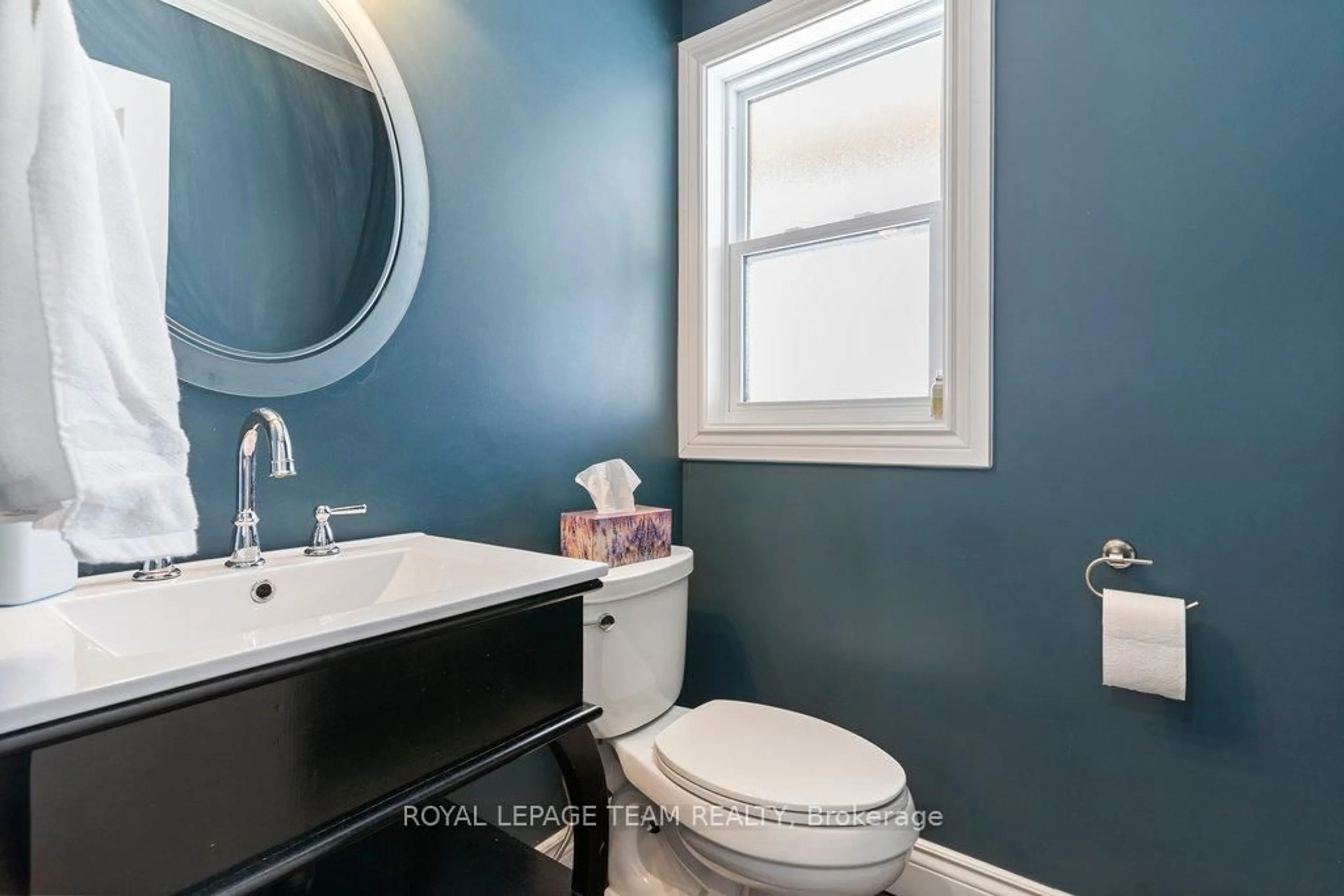 Contemporary bathroom, ceramic/tile floor for 138 Lanigan Cres, Stittsville - Munster - Richmond Ontario K2S 1G9