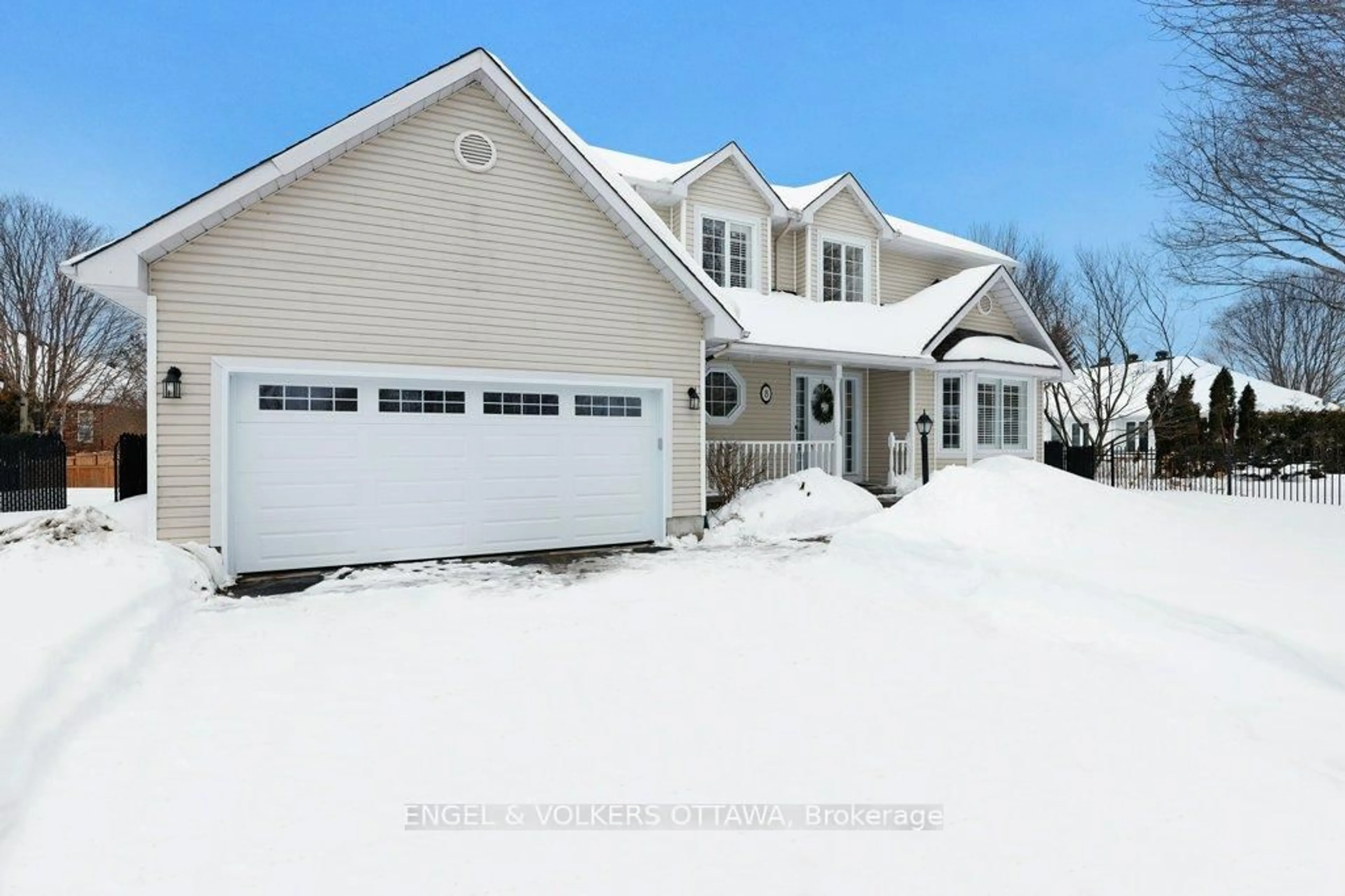 Home with vinyl exterior material, street for 8 Mary Hill Cres, Stittsville - Munster - Richmond Ontario K0A 2Z0