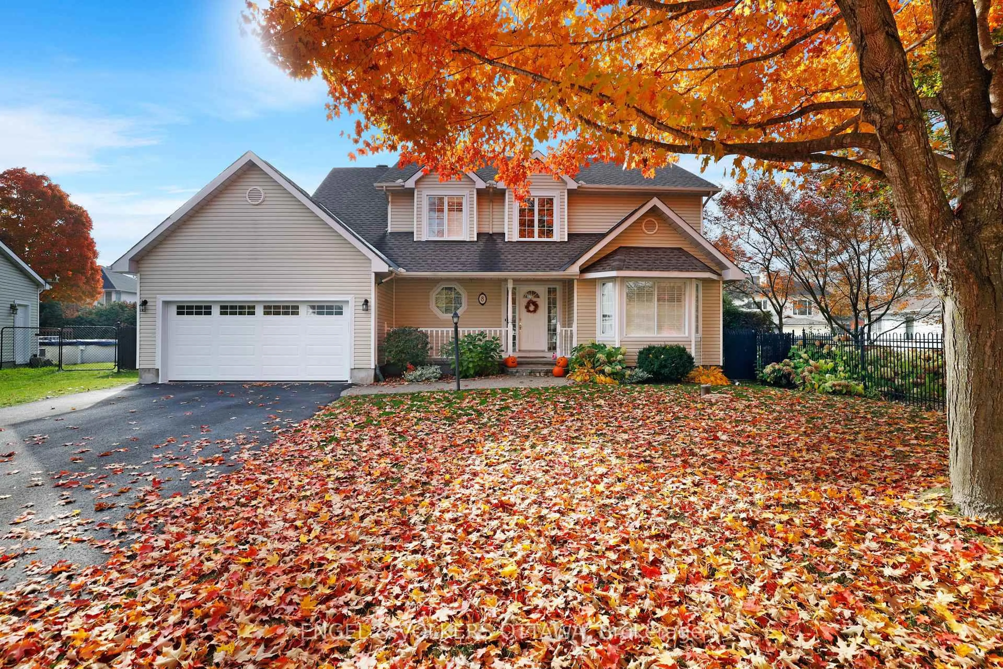 Home with vinyl exterior material, street for 8 Mary Hill Cres, Stittsville - Munster - Richmond Ontario K0A 2Z0