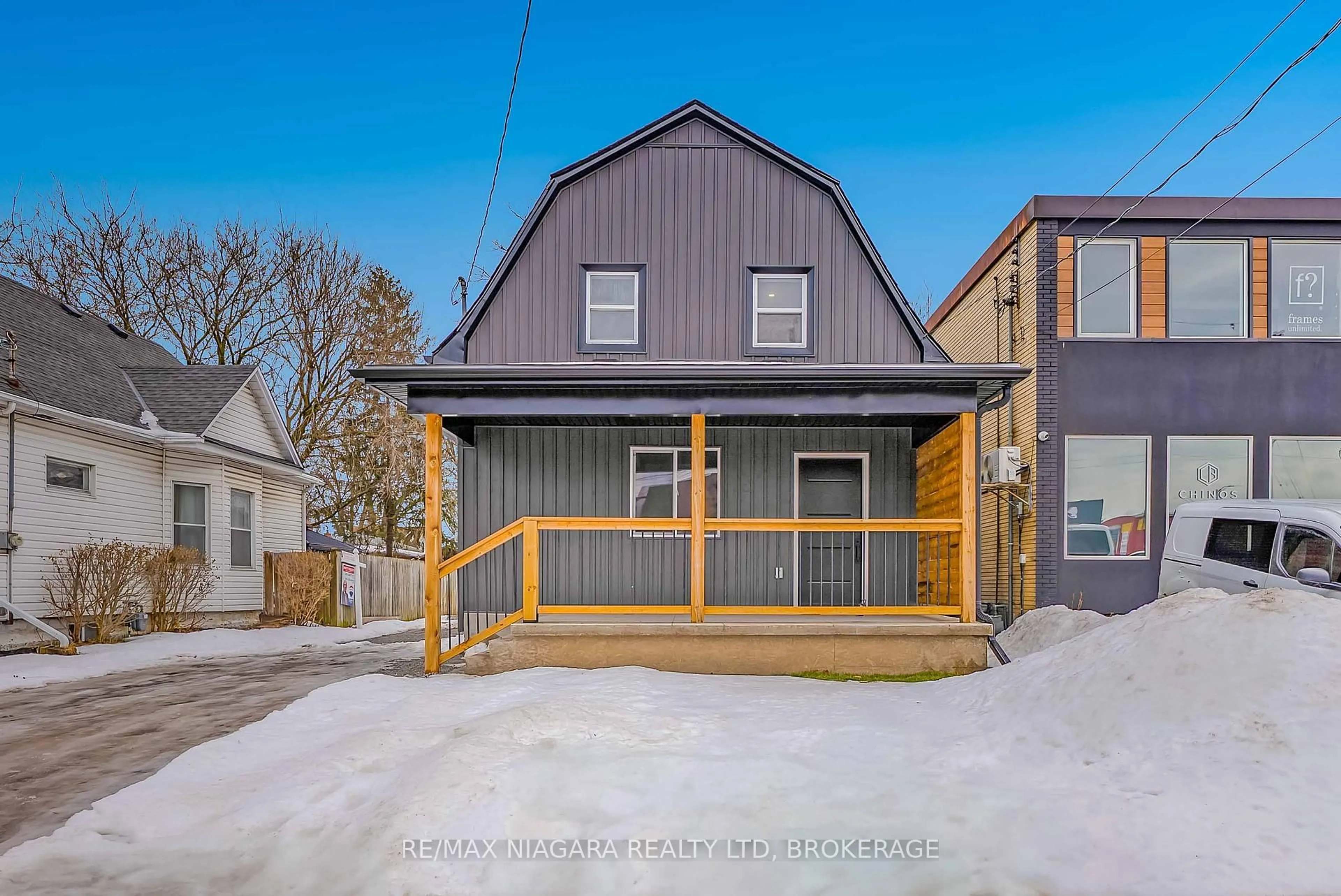 A pic from outside/outdoor area/front of a property/back of a property/a pic from drone, street for 5840 Glenholme Ave, Niagara Falls Ontario L2G 4Y5