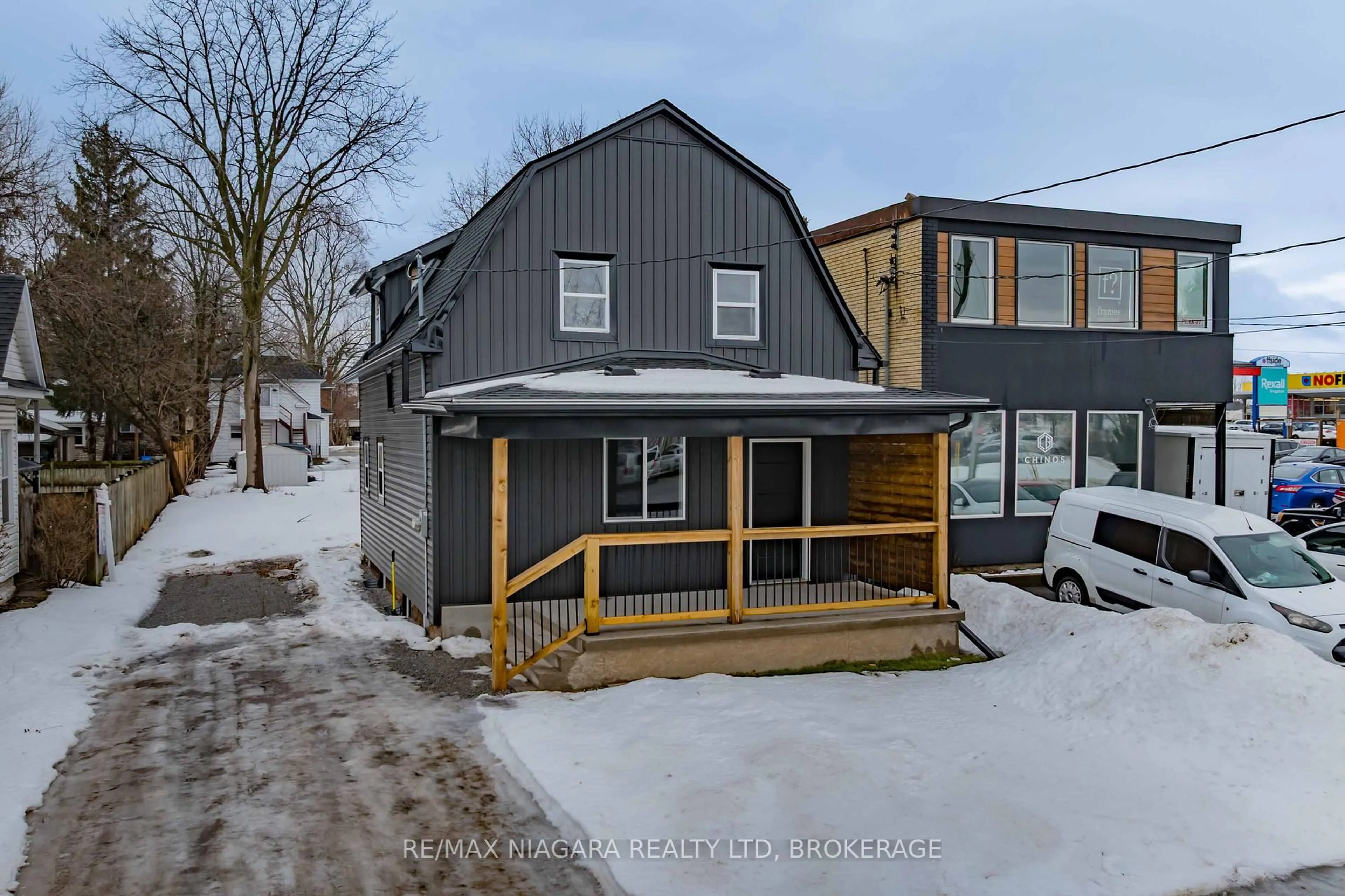 A pic from outside/outdoor area/front of a property/back of a property/a pic from drone, street for 5840 Glenholme Ave, Niagara Falls Ontario L2G 4Y5