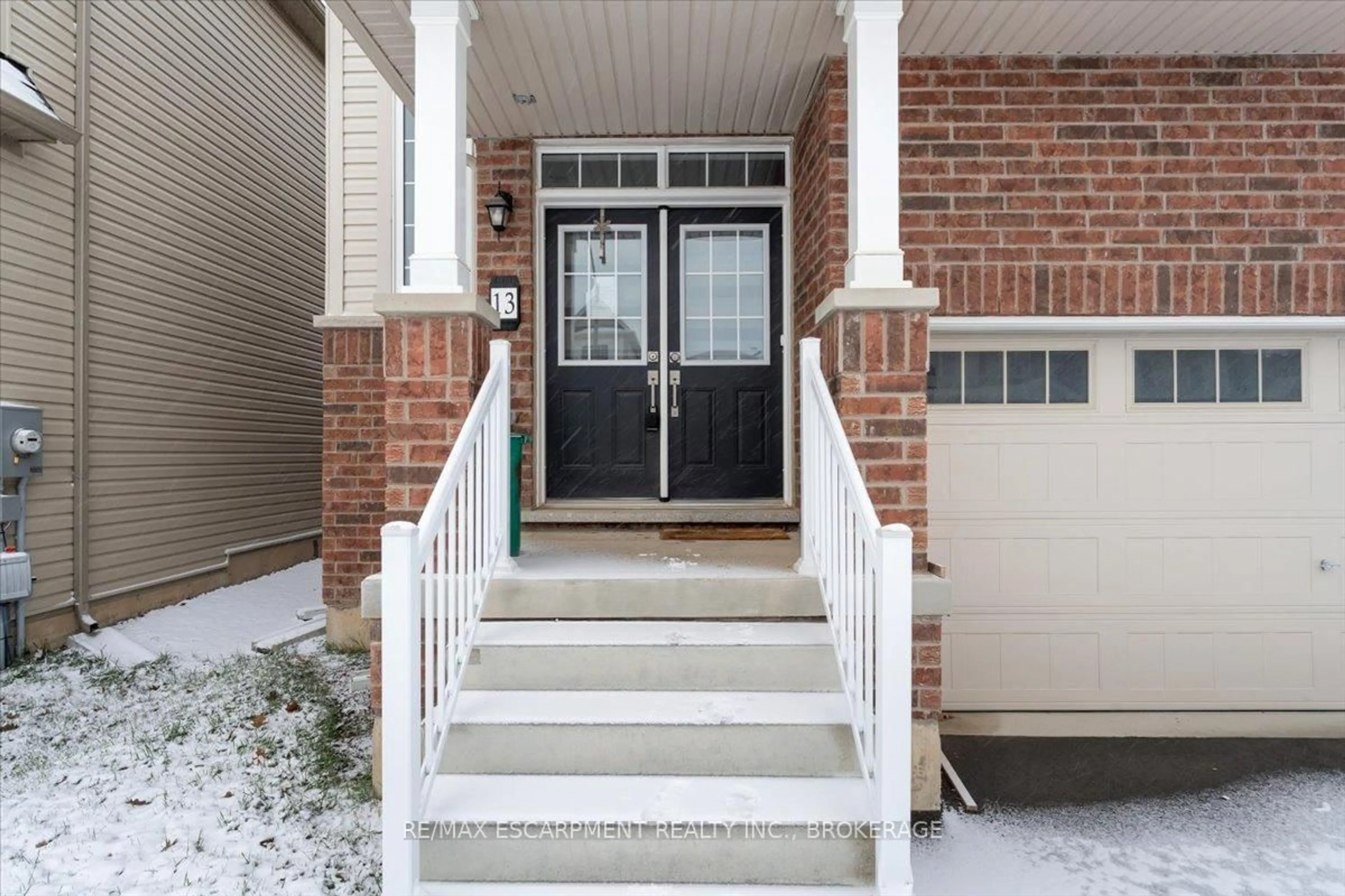 Indoor entryway for 13 Steven Dr, Thorold Ontario L3B 0G7