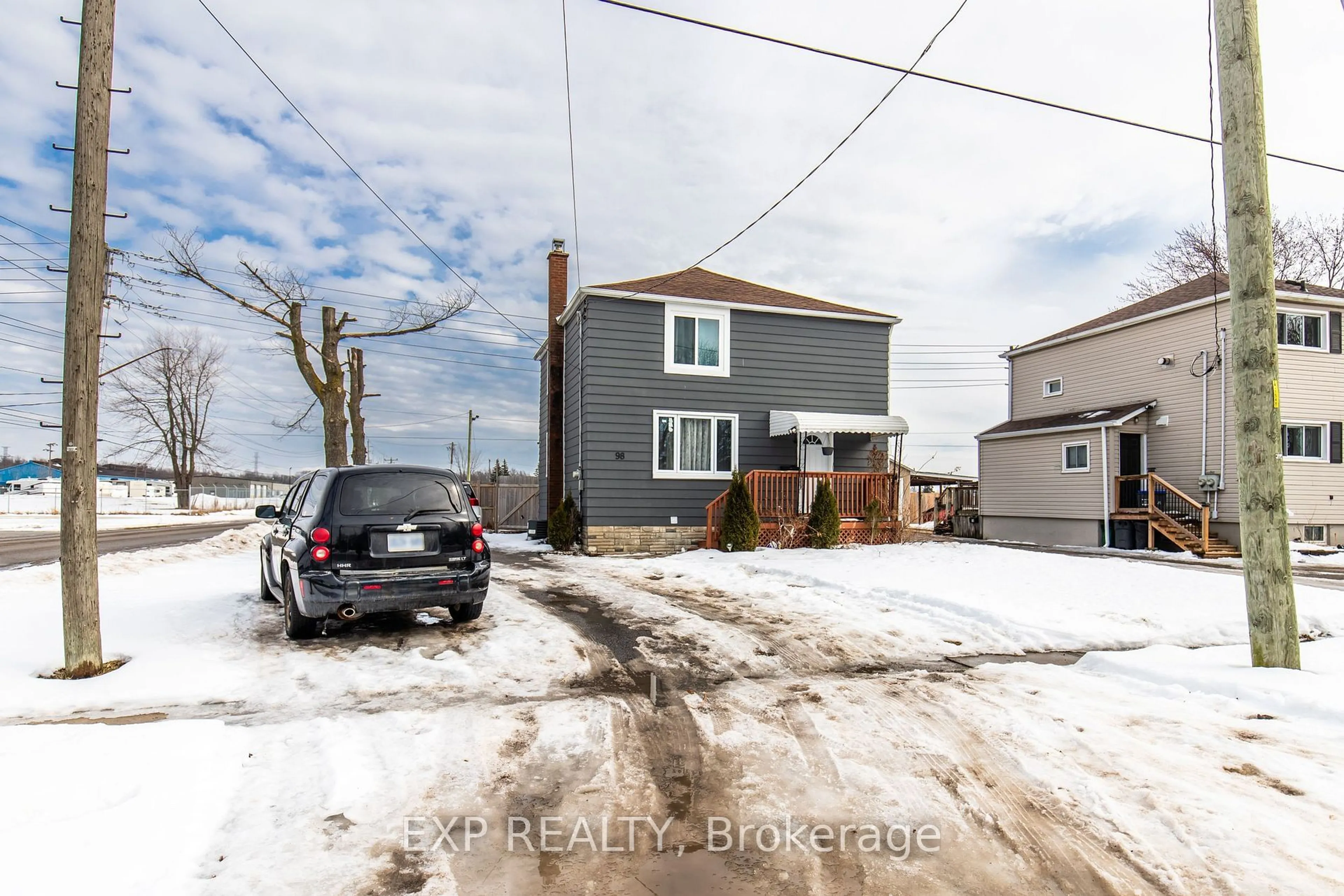 A pic from outside/outdoor area/front of a property/back of a property/a pic from drone, street for 98 HAROLD Ave, Welland Ontario L3B 1J5