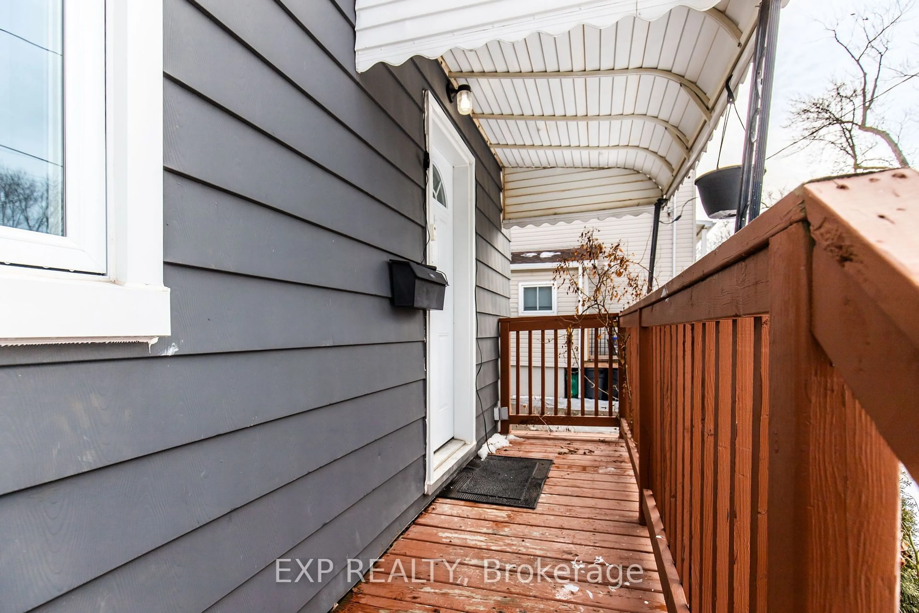 Indoor entryway for 98 HAROLD Ave, Welland Ontario L3B 1J5