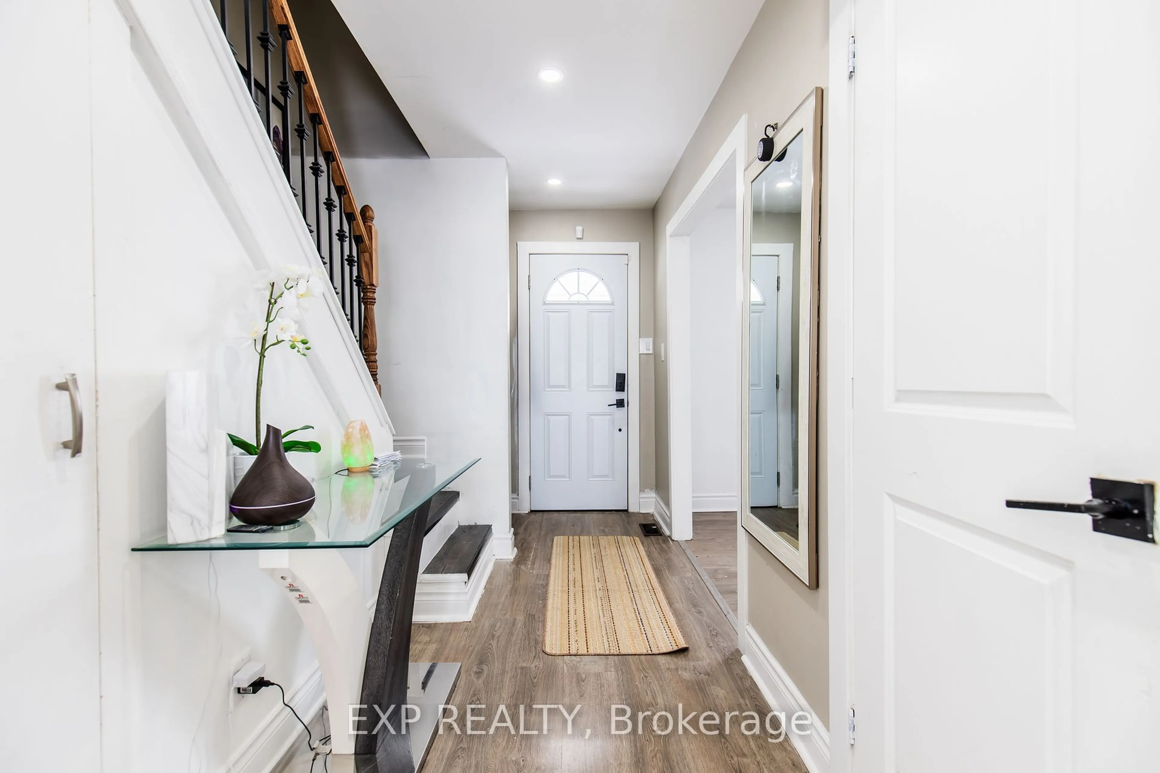 Indoor entryway for 98 HAROLD Ave, Welland Ontario L3B 1J5