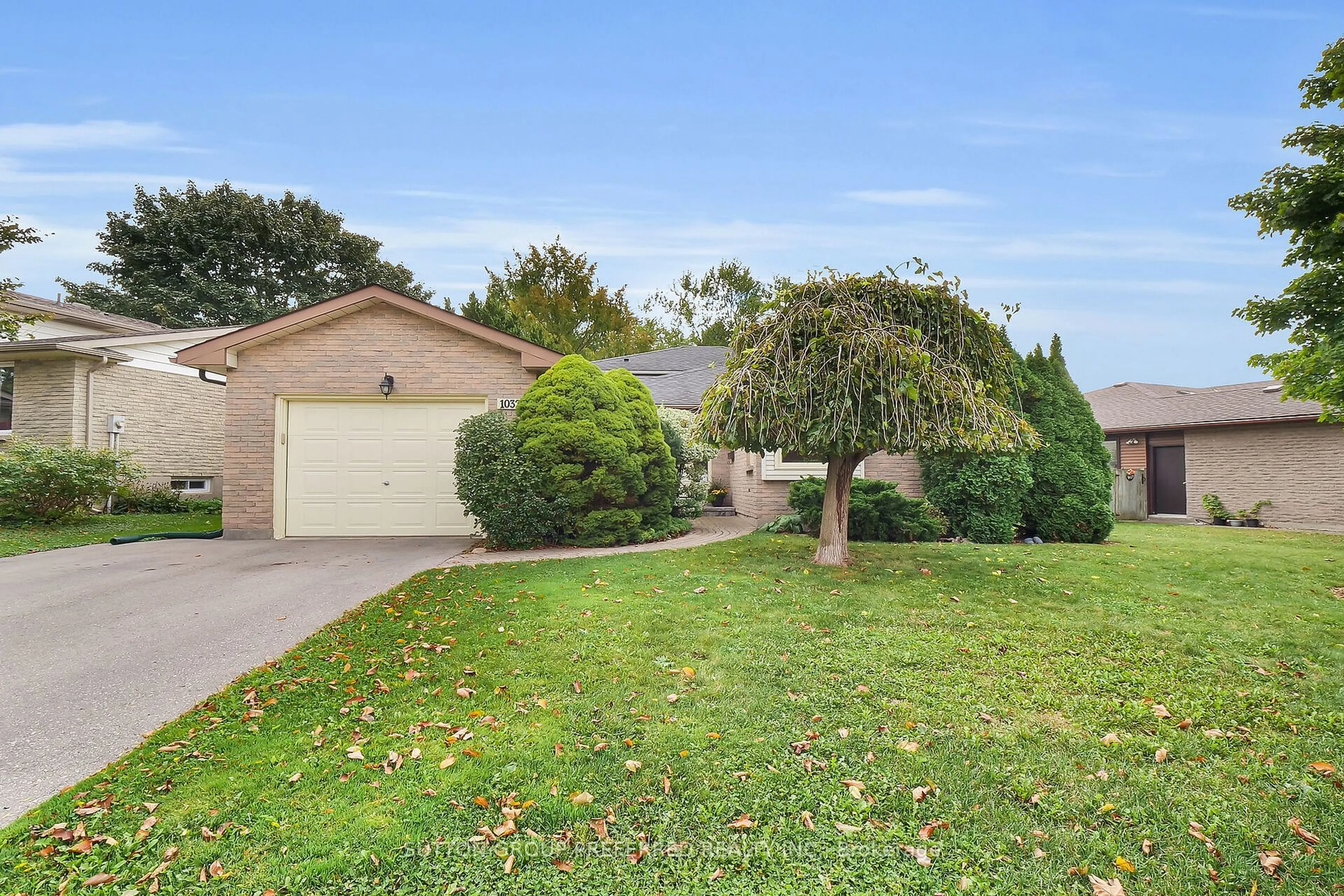 A pic from outside/outdoor area/front of a property/back of a property/a pic from drone, street for 1032 Valetta St, London Ontario N6H 2Z8