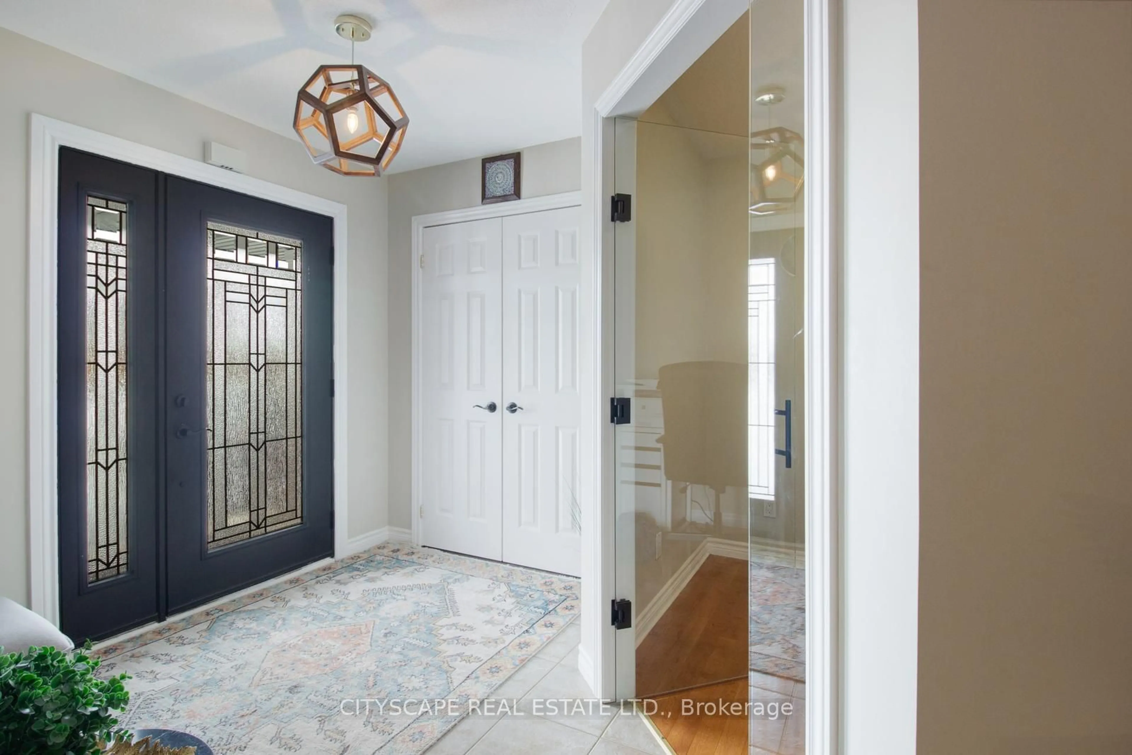 Indoor entryway for 11 Penfold Crt, Hamilton Ontario L0R 1W0