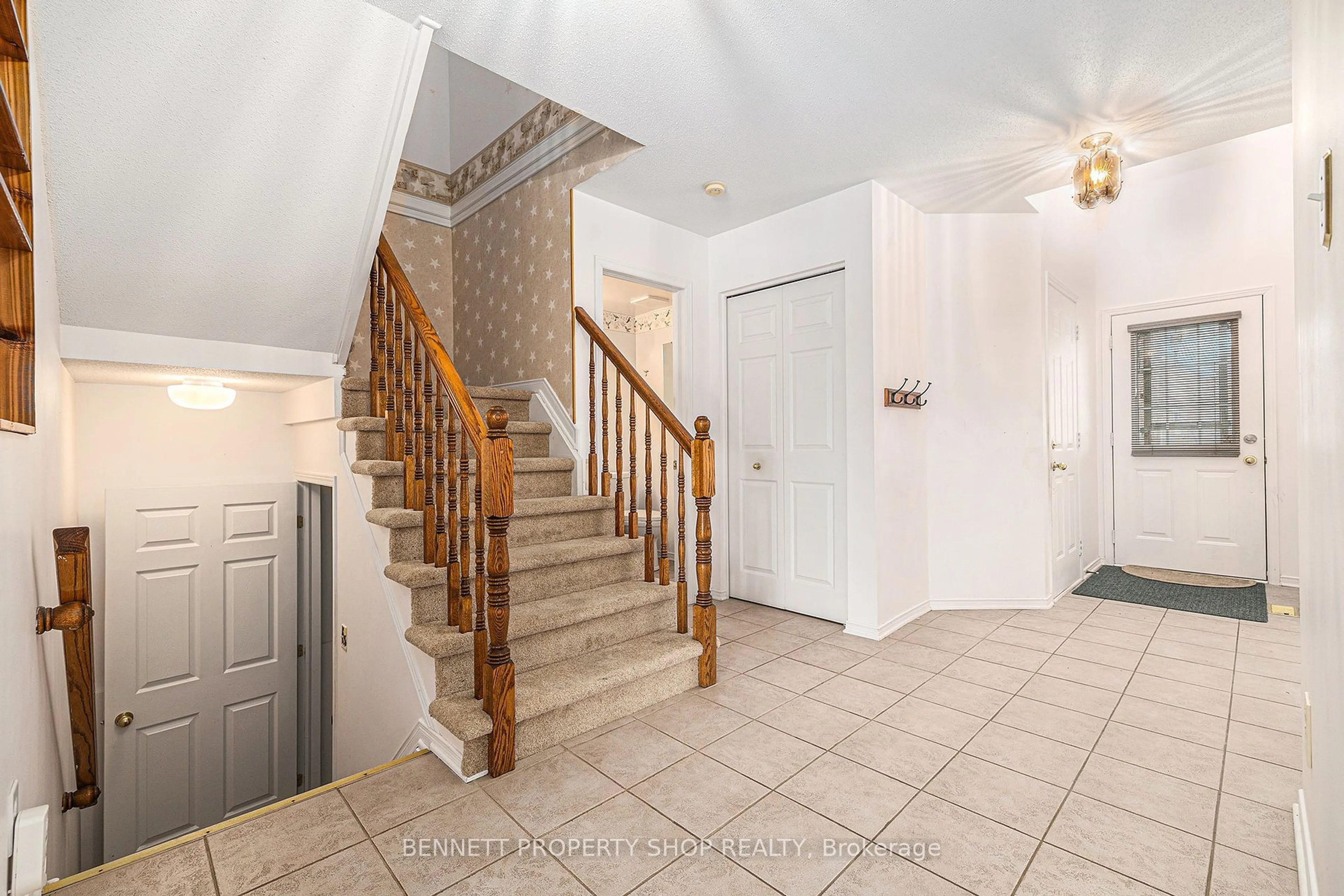 Indoor foyer for 35 Windeyer Cres, Kanata Ontario K2K 2P7