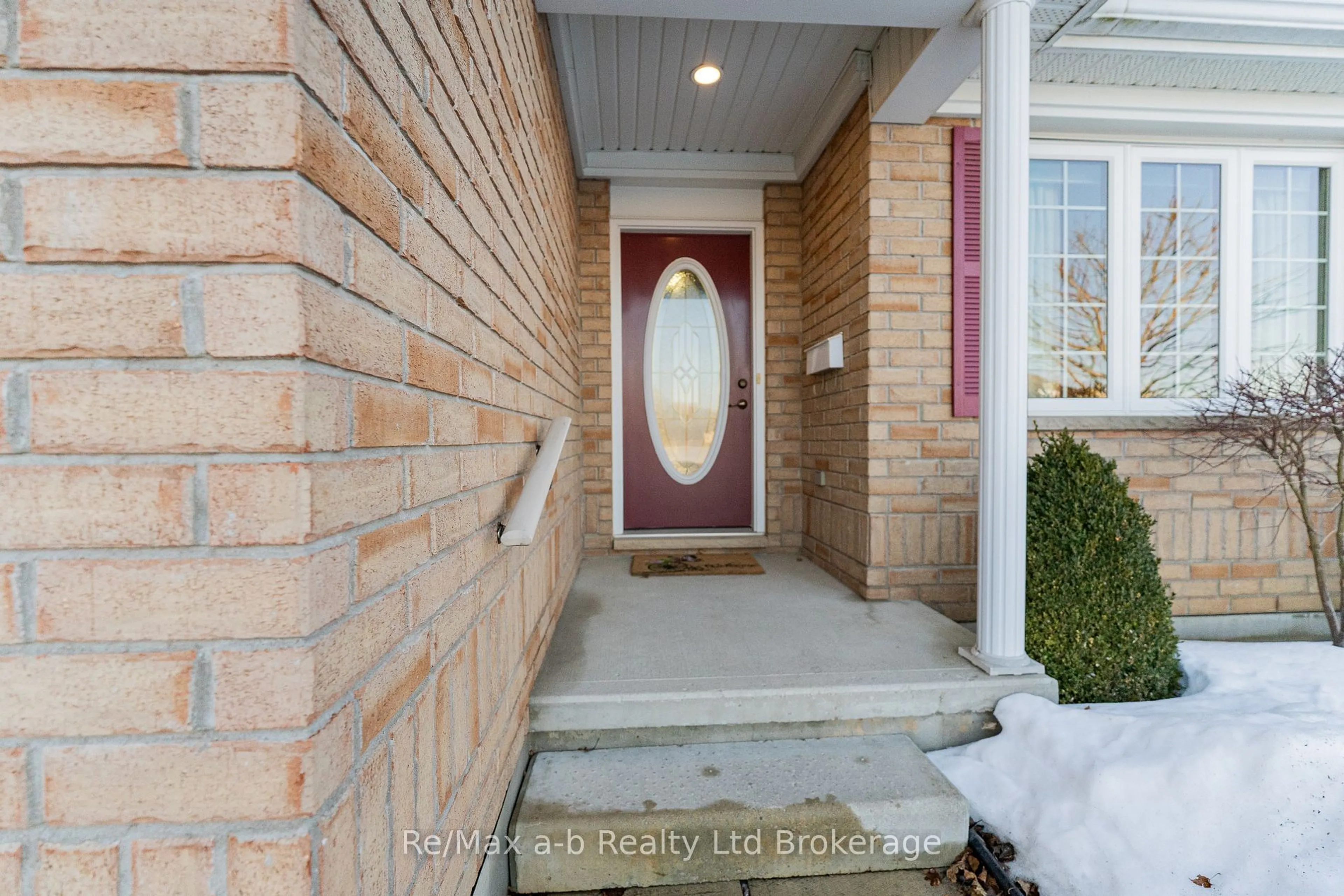 Indoor entryway for 135 Weston Dr, Tillsonburg Ontario N4G 5X1