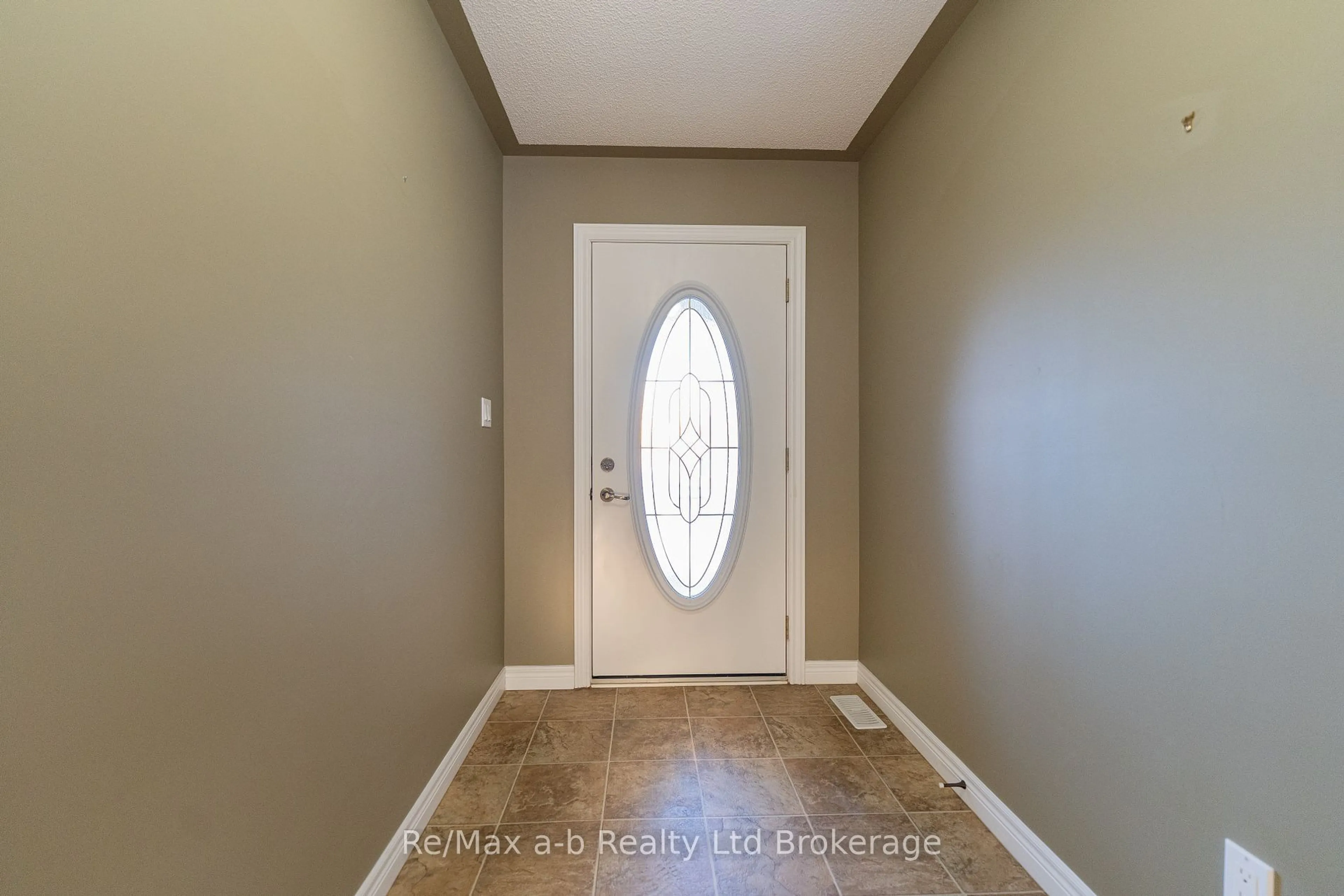 Indoor entryway for 135 Weston Dr, Tillsonburg Ontario N4G 5X1