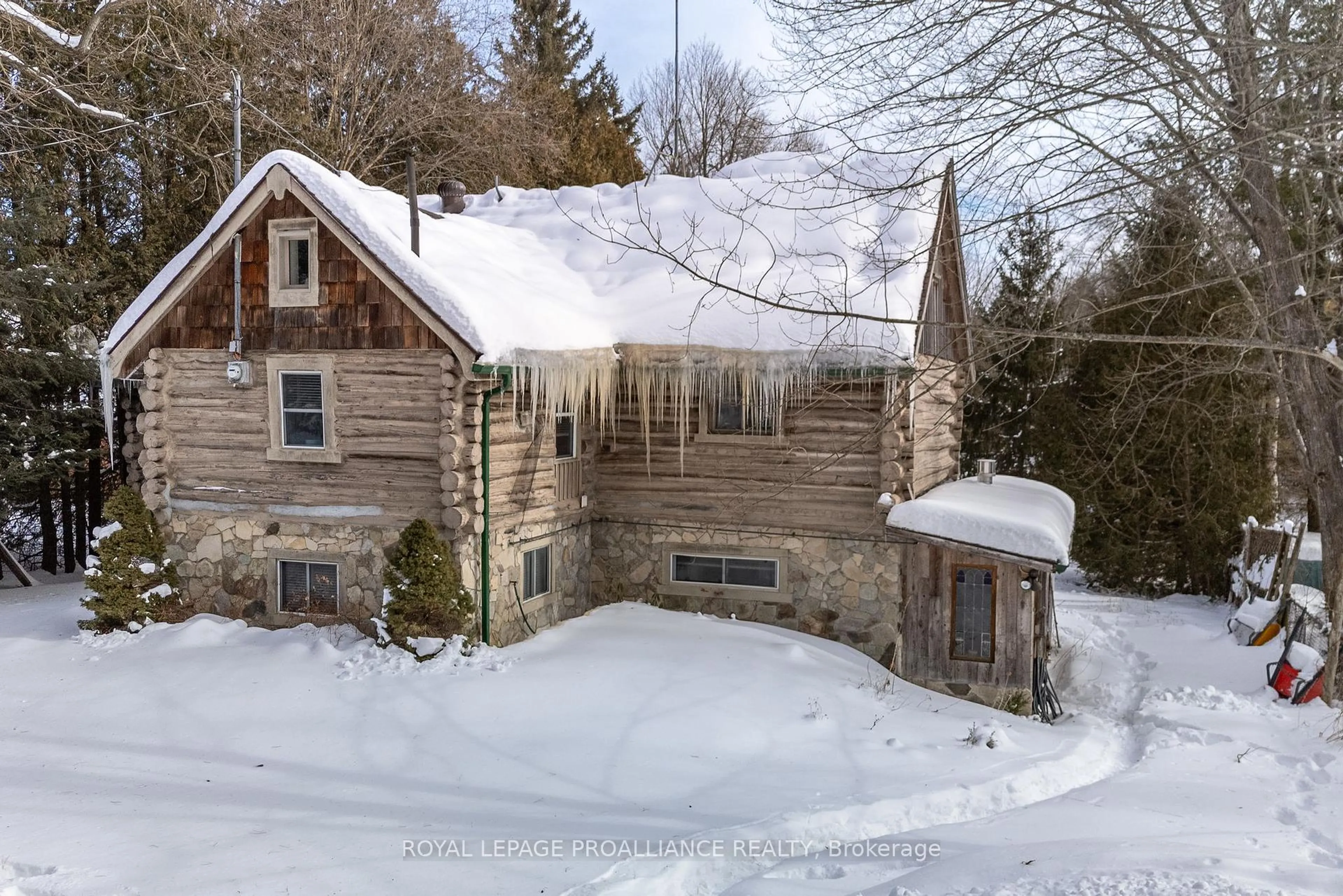 A pic from outside/outdoor area/front of a property/back of a property/a pic from drone, building for 122 SUNSMILE Lane, Tweed Ontario K0K 3J0