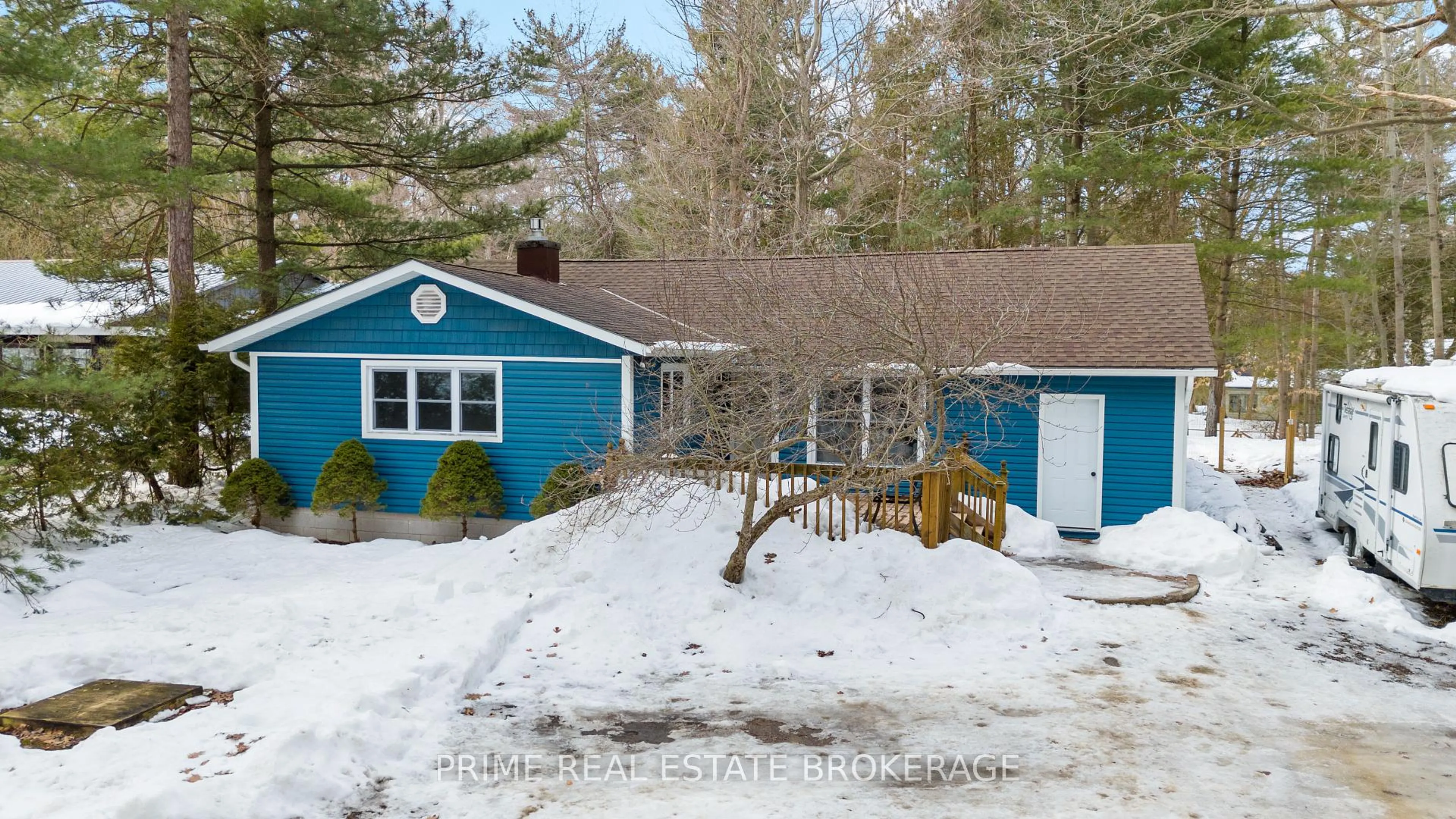 A pic from outside/outdoor area/front of a property/back of a property/a pic from drone, street for 167 Ontario St, Lambton Shores Ontario N0M 1T0