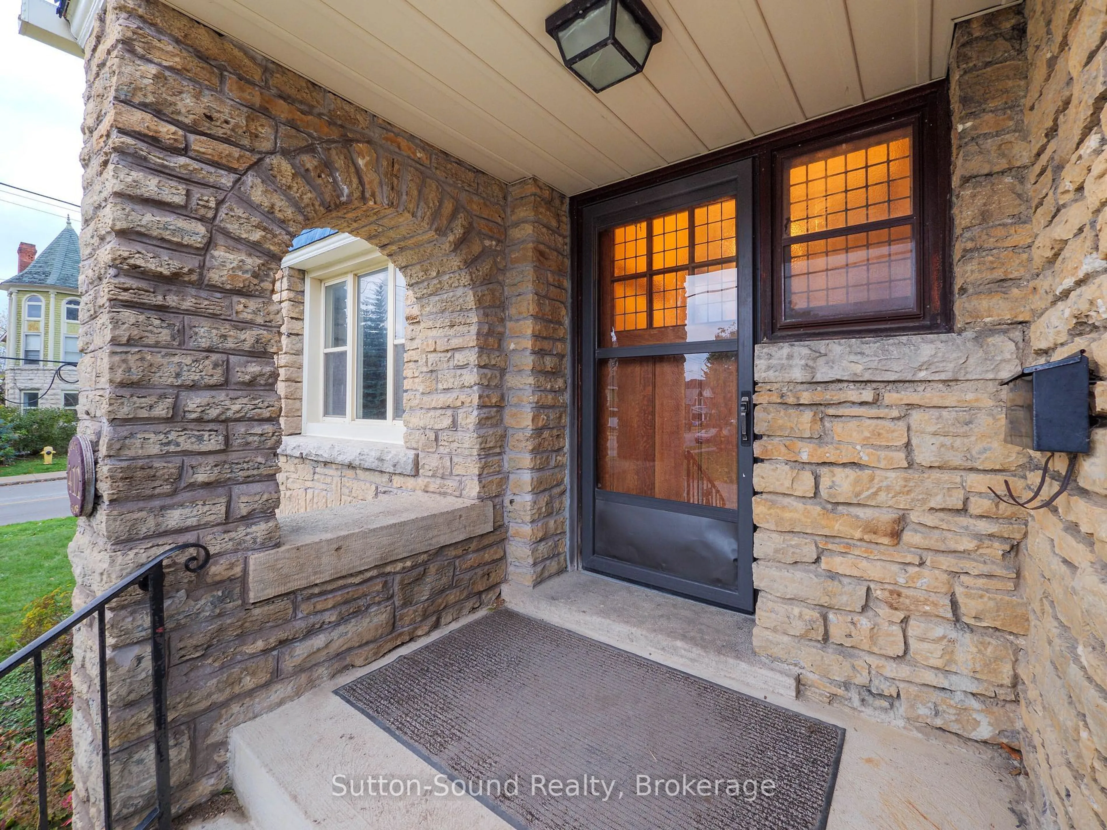 Indoor entryway for 412 11th St, Owen Sound Ontario N4K 1V4