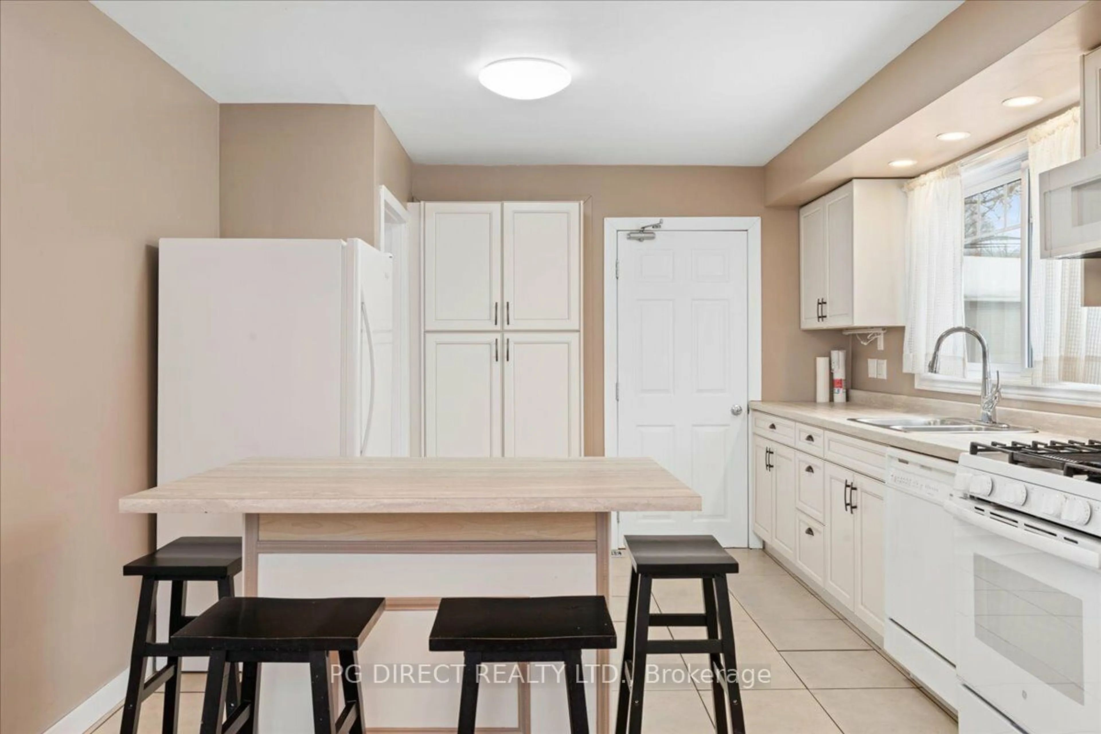 Standard kitchen, ceramic/tile floor for 1 Manor Cres, Quinte West Ontario K8V 3Z6