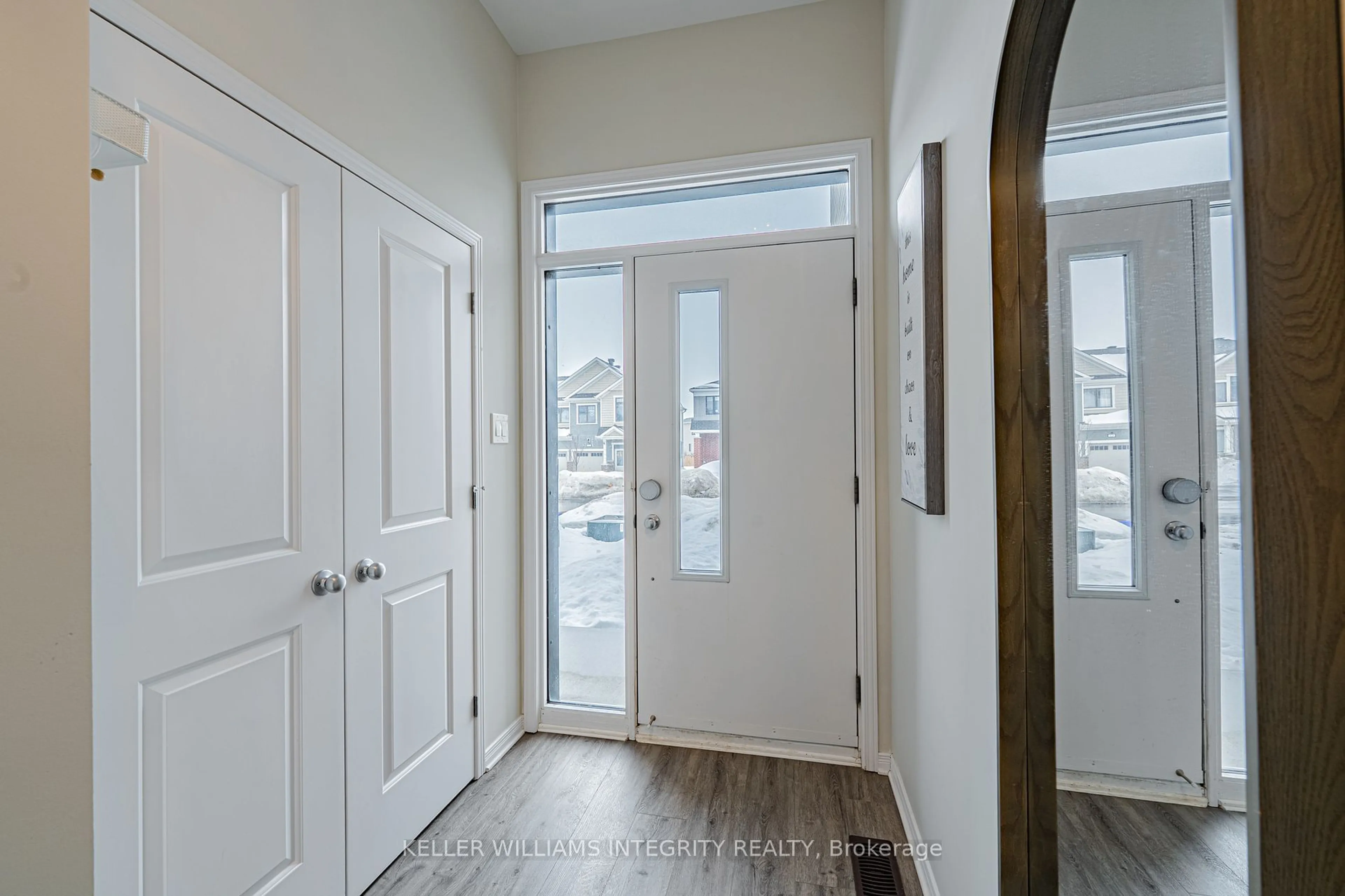 Indoor entryway for 433 Cope Dr, Kanata Ontario K2V 0P4