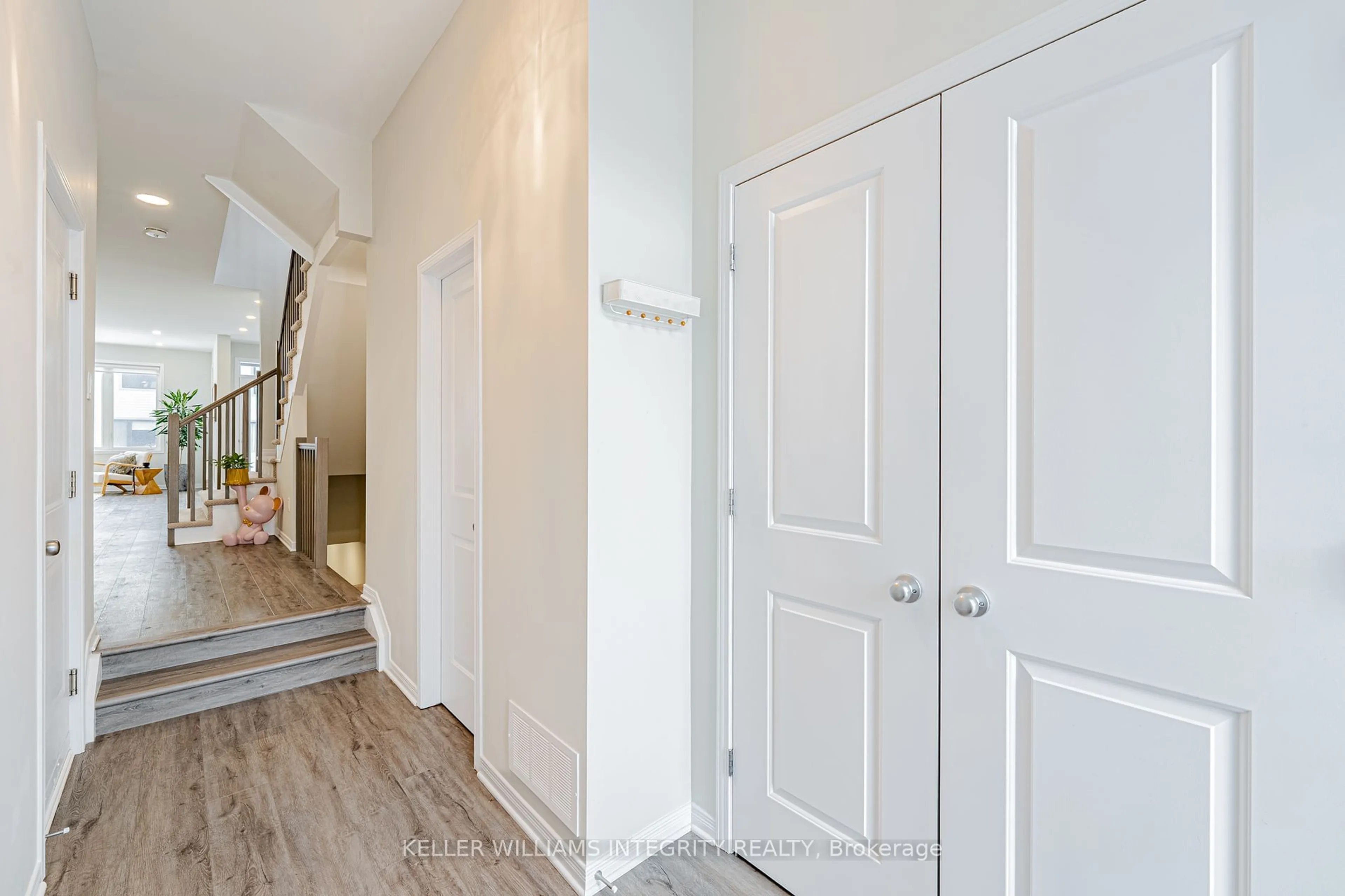 Indoor entryway for 433 Cope Dr, Kanata Ontario K2V 0P4