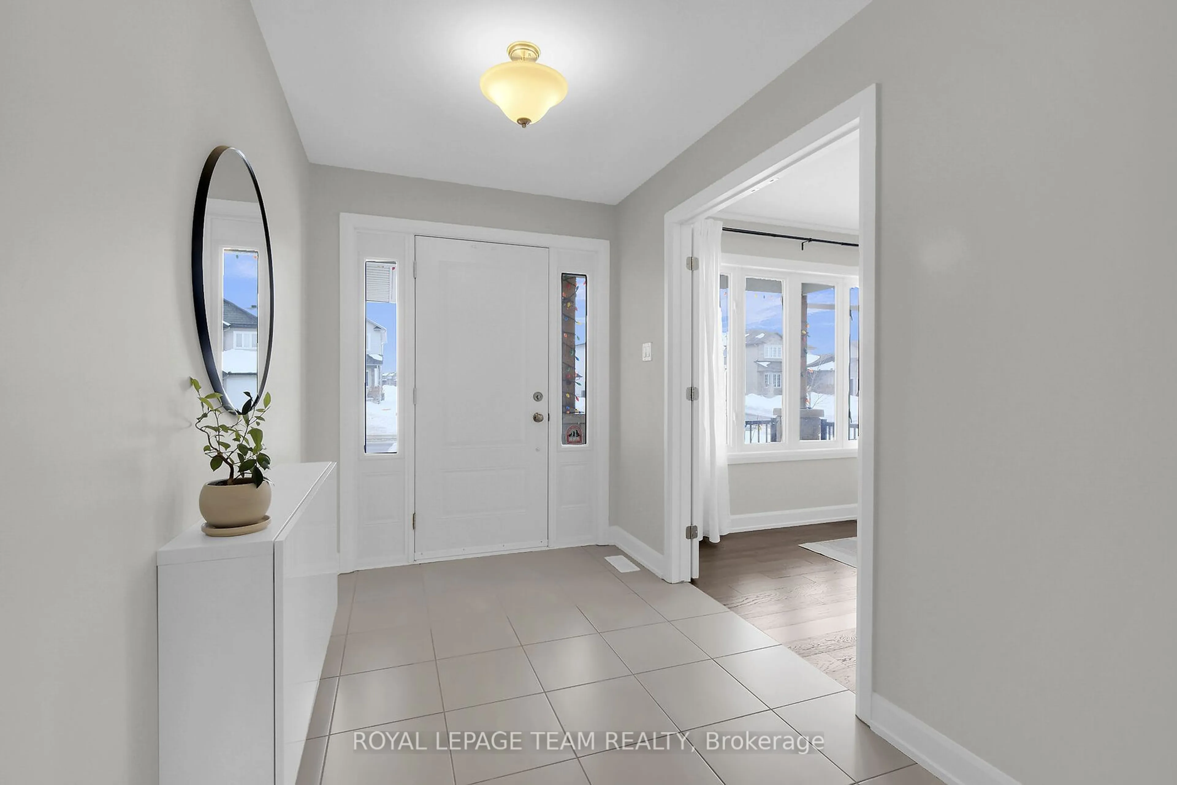 Indoor entryway for 409 Central Park Blvd, Russell Ontario K4R 0C8