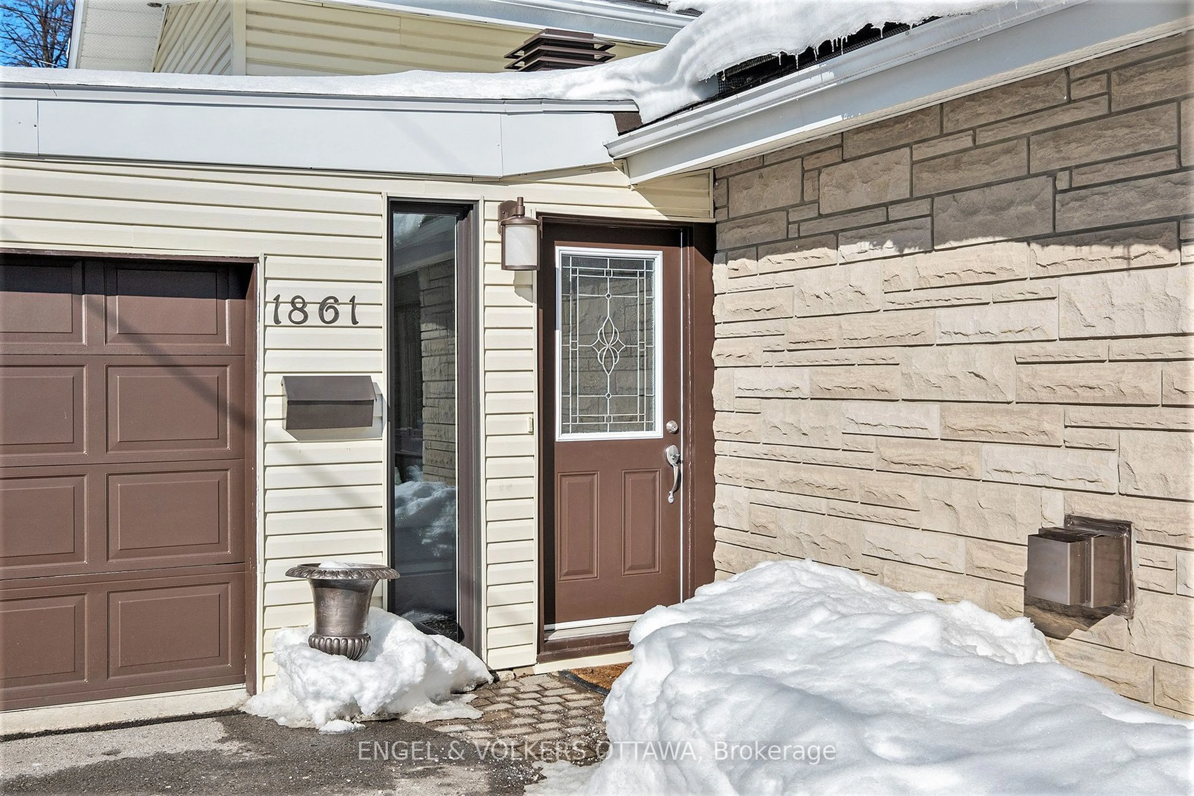 Indoor entryway for 1861 Dorset Dr, Alta Vista and Area Ontario K1H 5T9